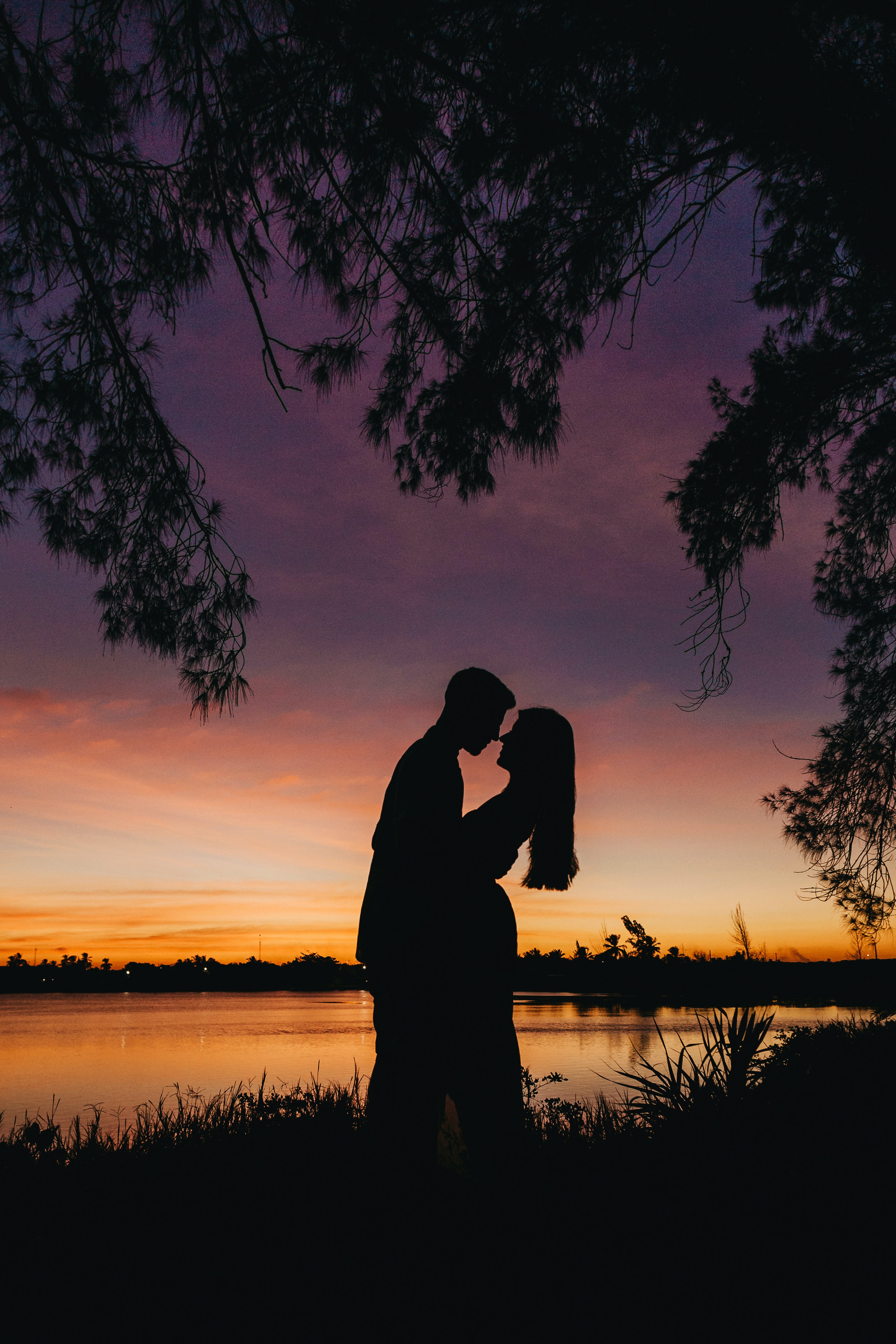 Download mobile wallpaper Sunset, Silhouette, Romance, Love for free.