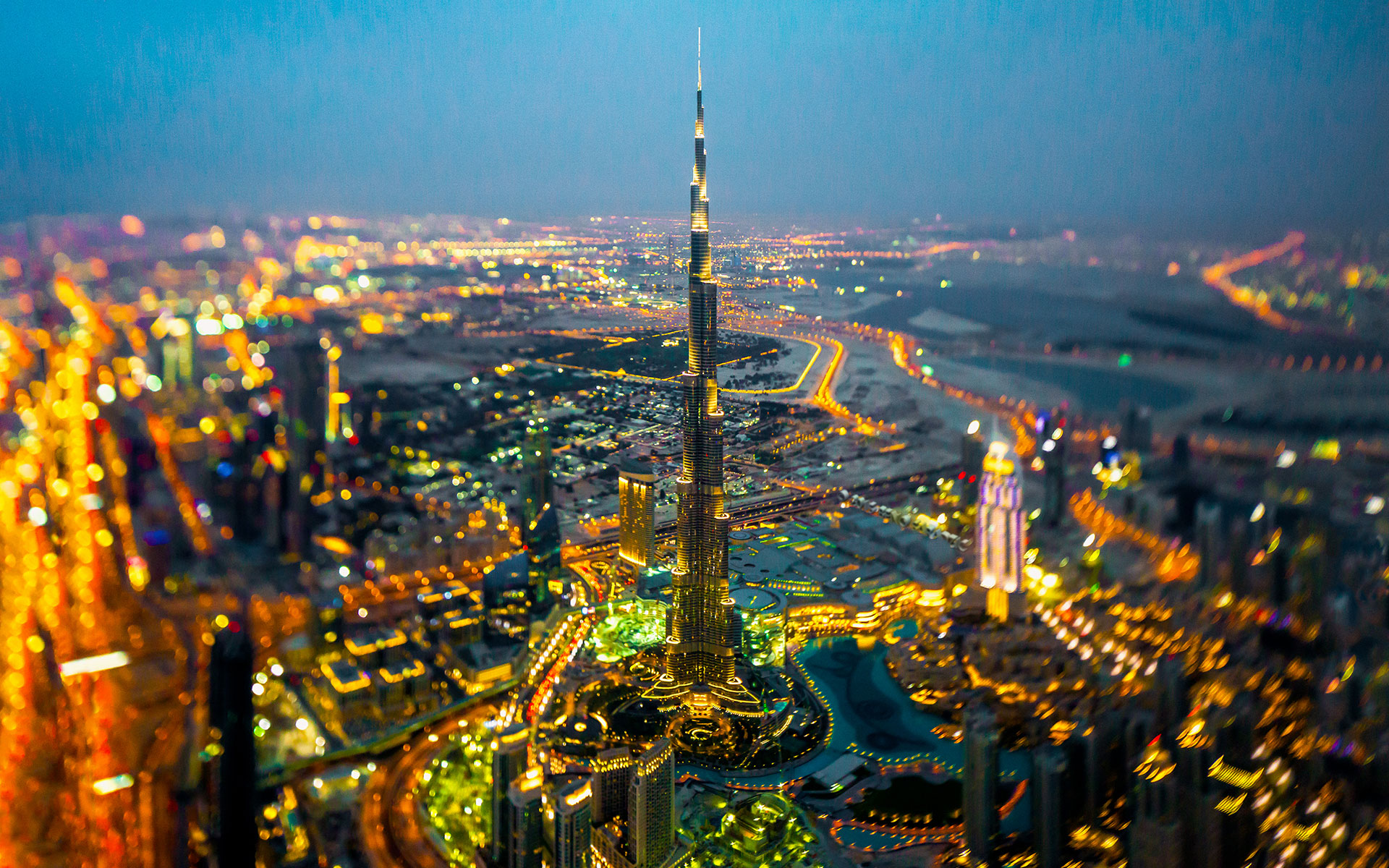 Скачать обои бесплатно Города, Ночь, Город, Свет, Дубай, Боке, Объединённые Арабские Эмираты, Сделано Человеком картинка на рабочий стол ПК