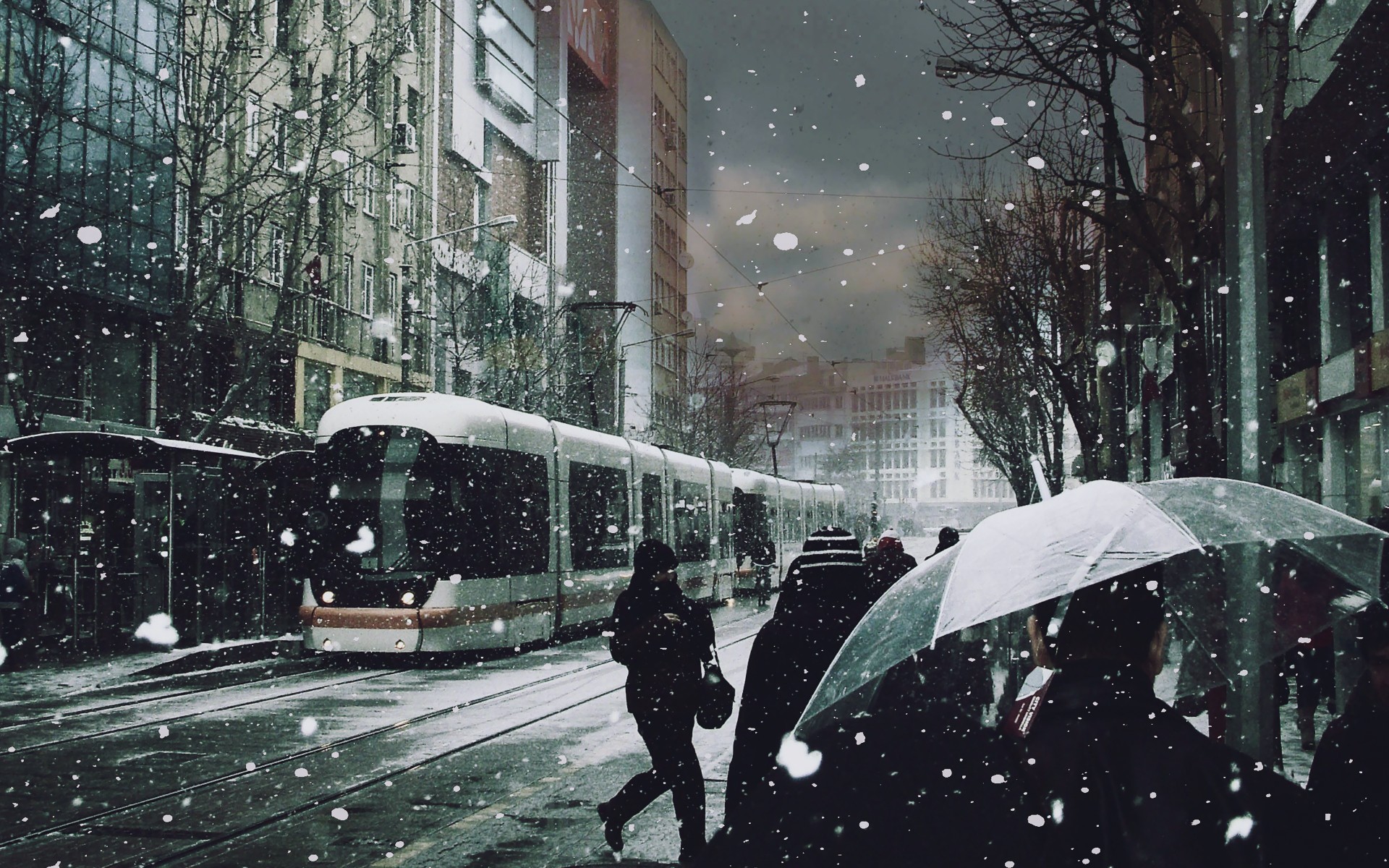 Скачать картинку Поезд, Здание, Зонтики, Снег, Зима, Фотографии в телефон бесплатно.
