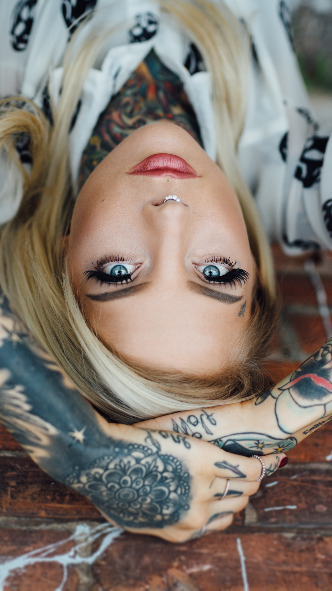 Скачати мобільні шпалери Татуювання, Блондинка, Модель, Блакитні Очі, Жінки безкоштовно.