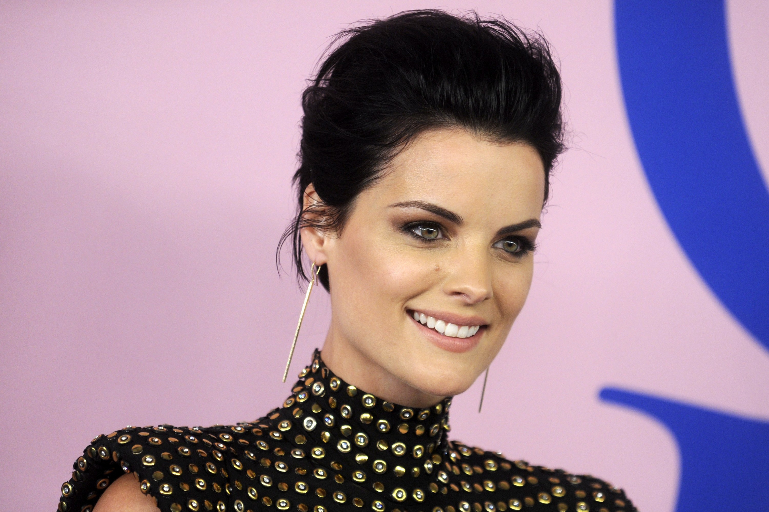 Download mobile wallpaper Smile, Face, American, Celebrity, Black Hair, Actress, Jaimie Alexander for free.