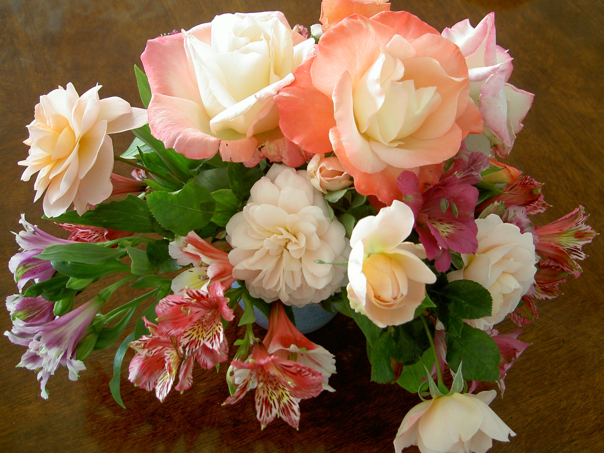 Laden Sie das Strauß, Bouquet, Vase, Komposition, Zusammensetzung, Blumen, Roses, Lilien-Bild kostenlos auf Ihren PC-Desktop herunter