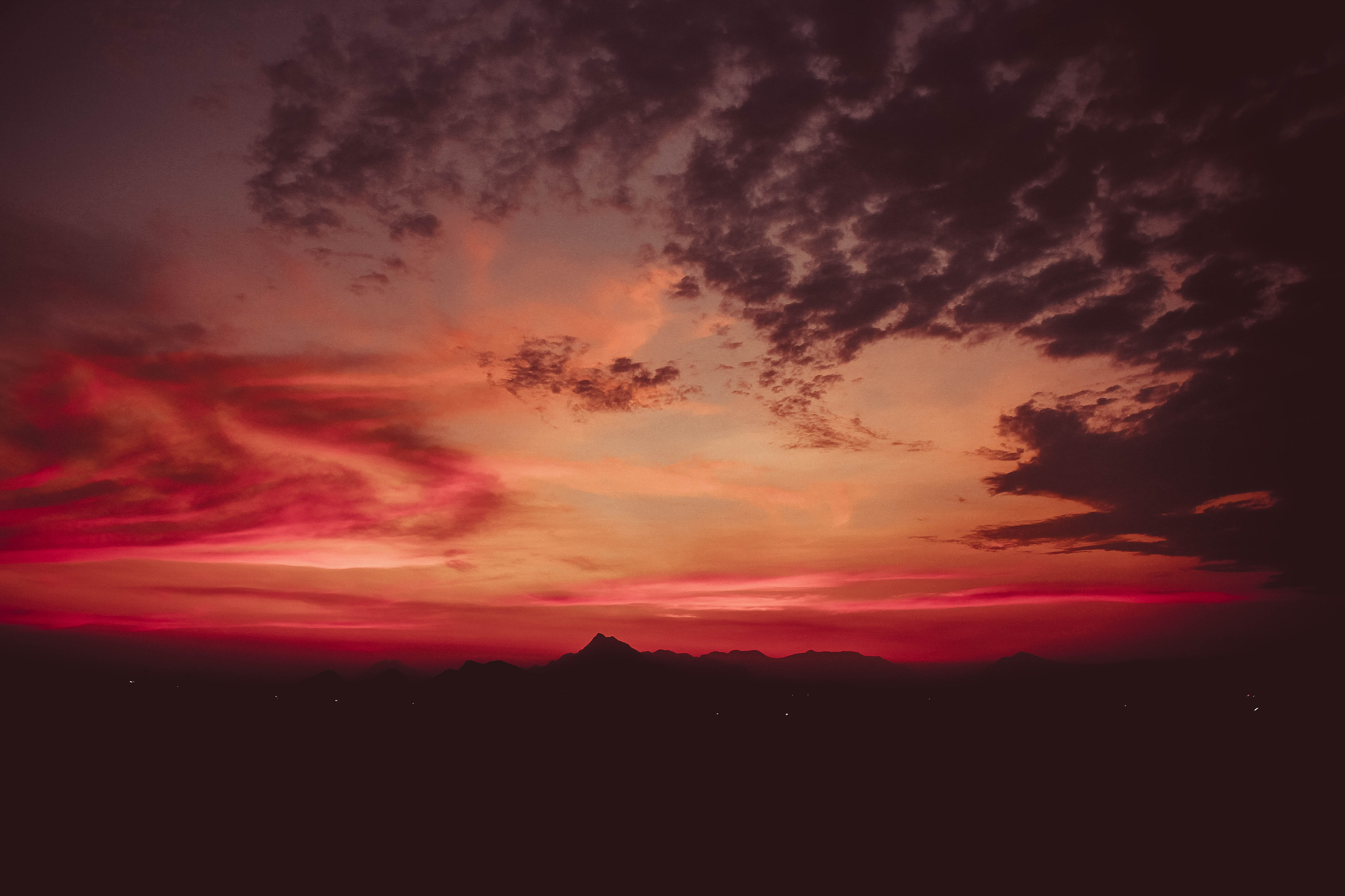 Handy-Wallpaper Sunset, Natur, Sky, Clouds, Mountains kostenlos herunterladen.