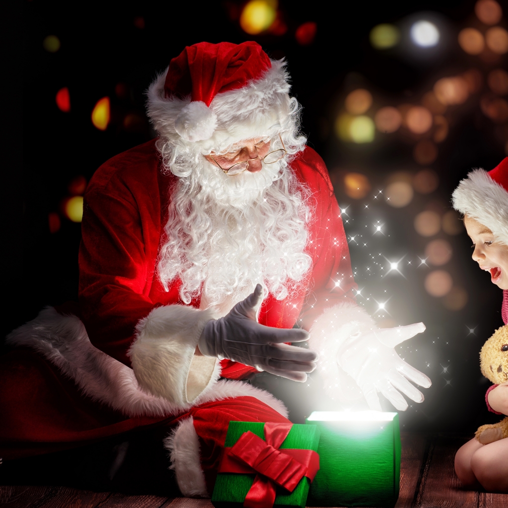 Скачать картинку Магия, Рождество, Подарок, Ребенок, Ребёнок, Подарки, Плюшевый Мишка, Праздничные, Шляпа Санты, Санта в телефон бесплатно.