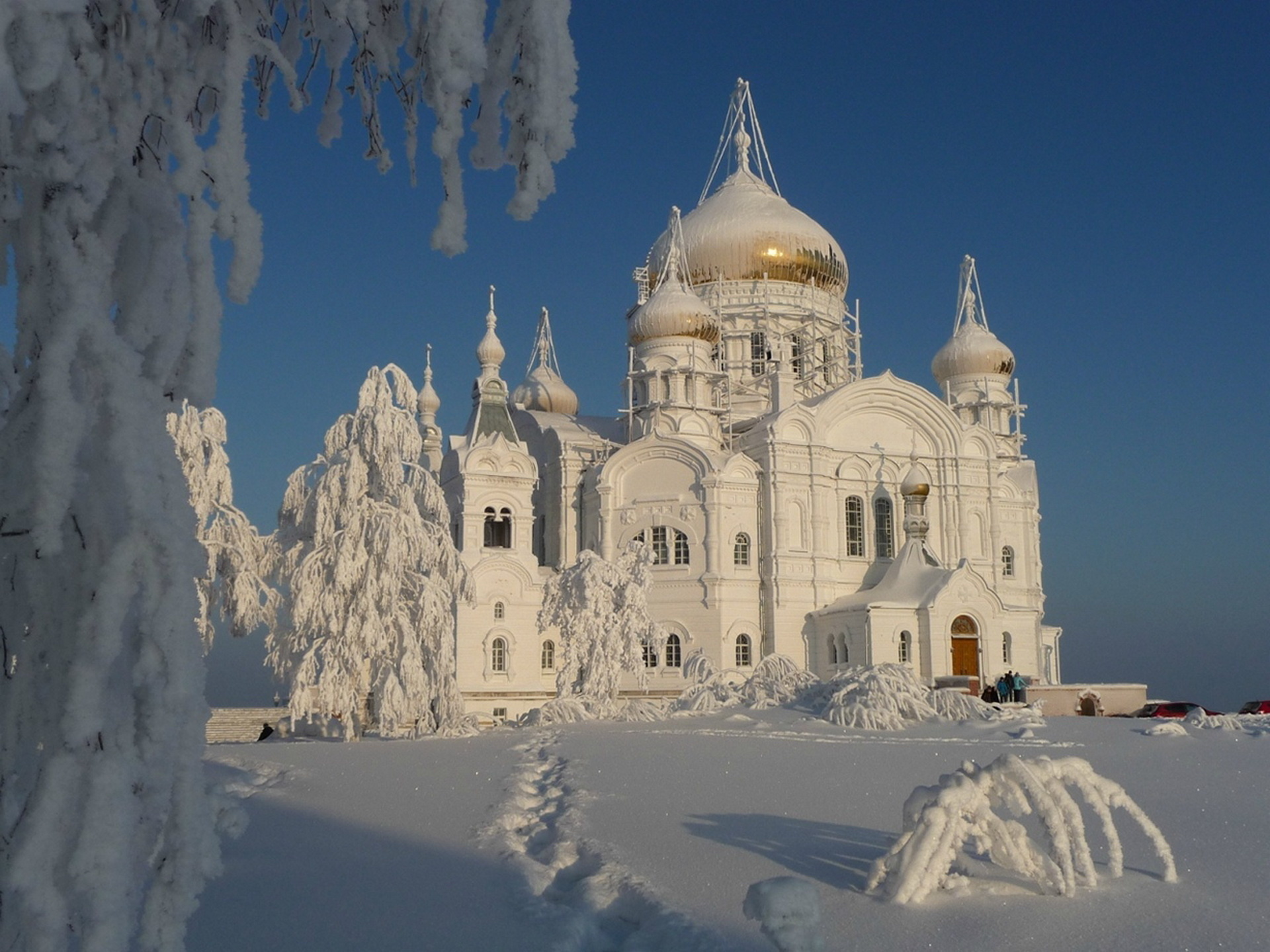 398387 скачать обои церковь, церкви, россия, белый, снег, дерево, религиозные - заставки и картинки бесплатно
