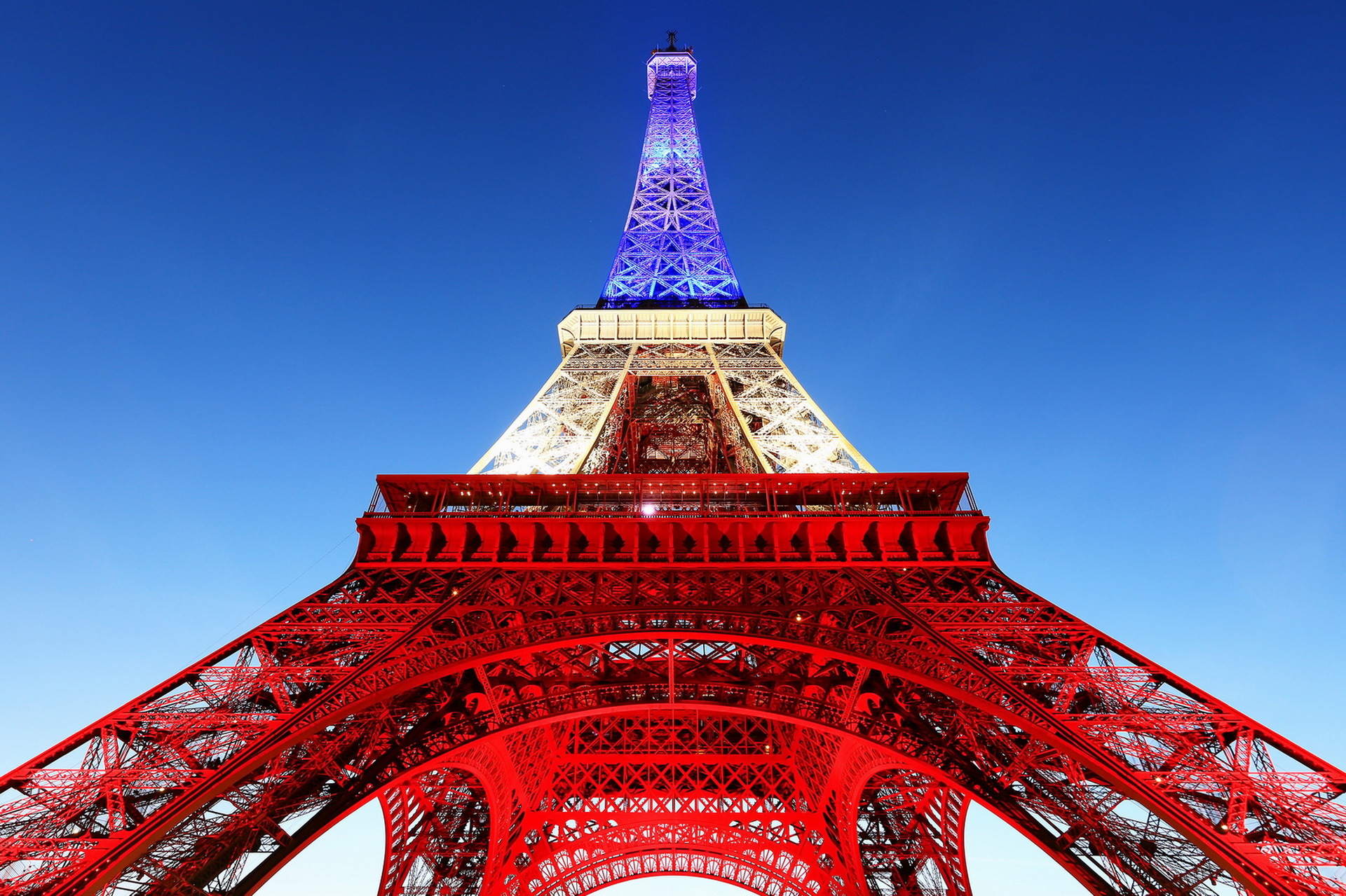 387035 Hintergrundbild herunterladen menschengemacht, eiffelturm, flagge von frankreich, frankreich, monument, paris, monumente - Bildschirmschoner und Bilder kostenlos