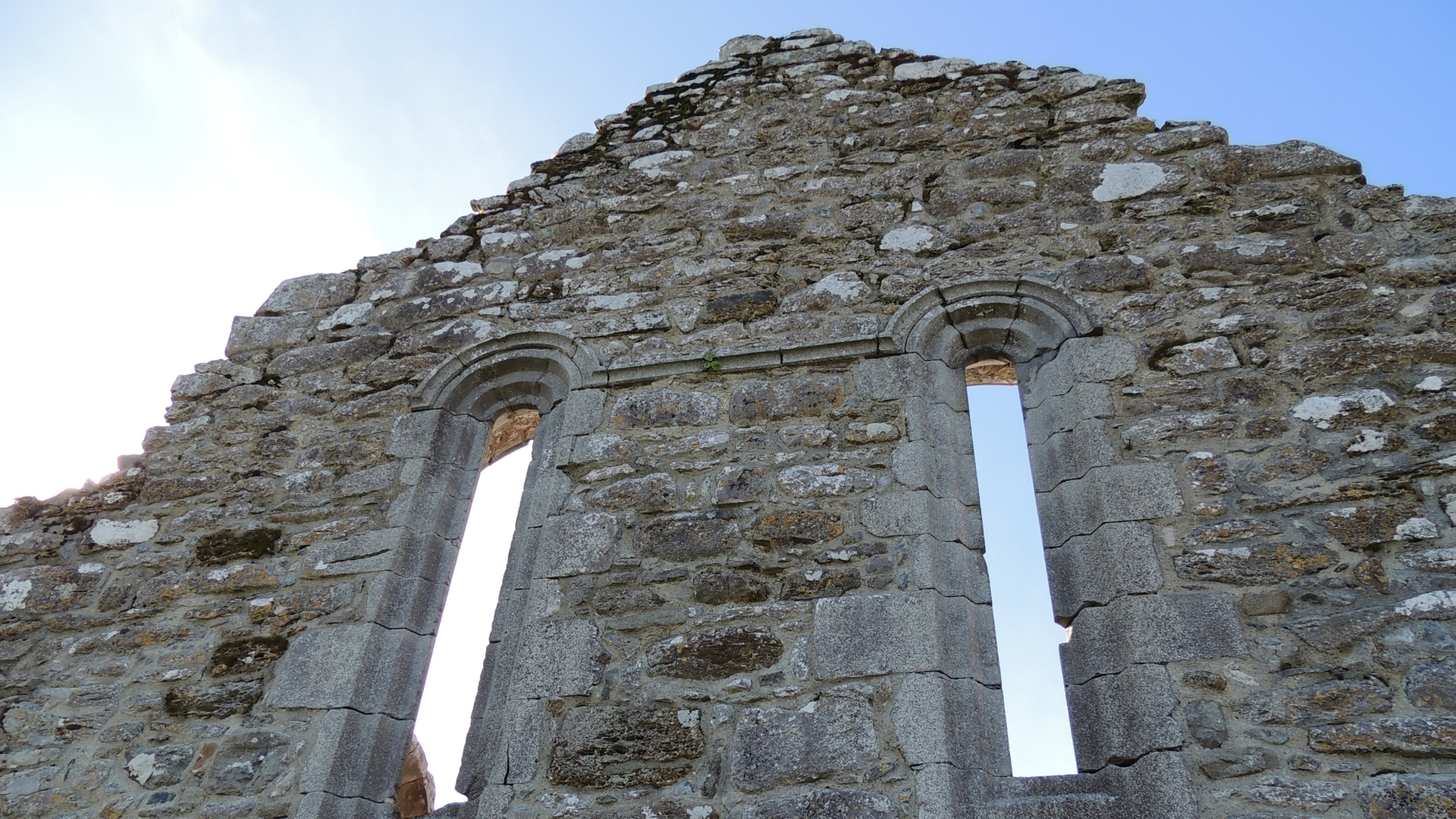 Скачати мобільні шпалери Ірландія, Монастир, Релігійний, Клонмакнойз, Монастир Клонмакнойз безкоштовно.