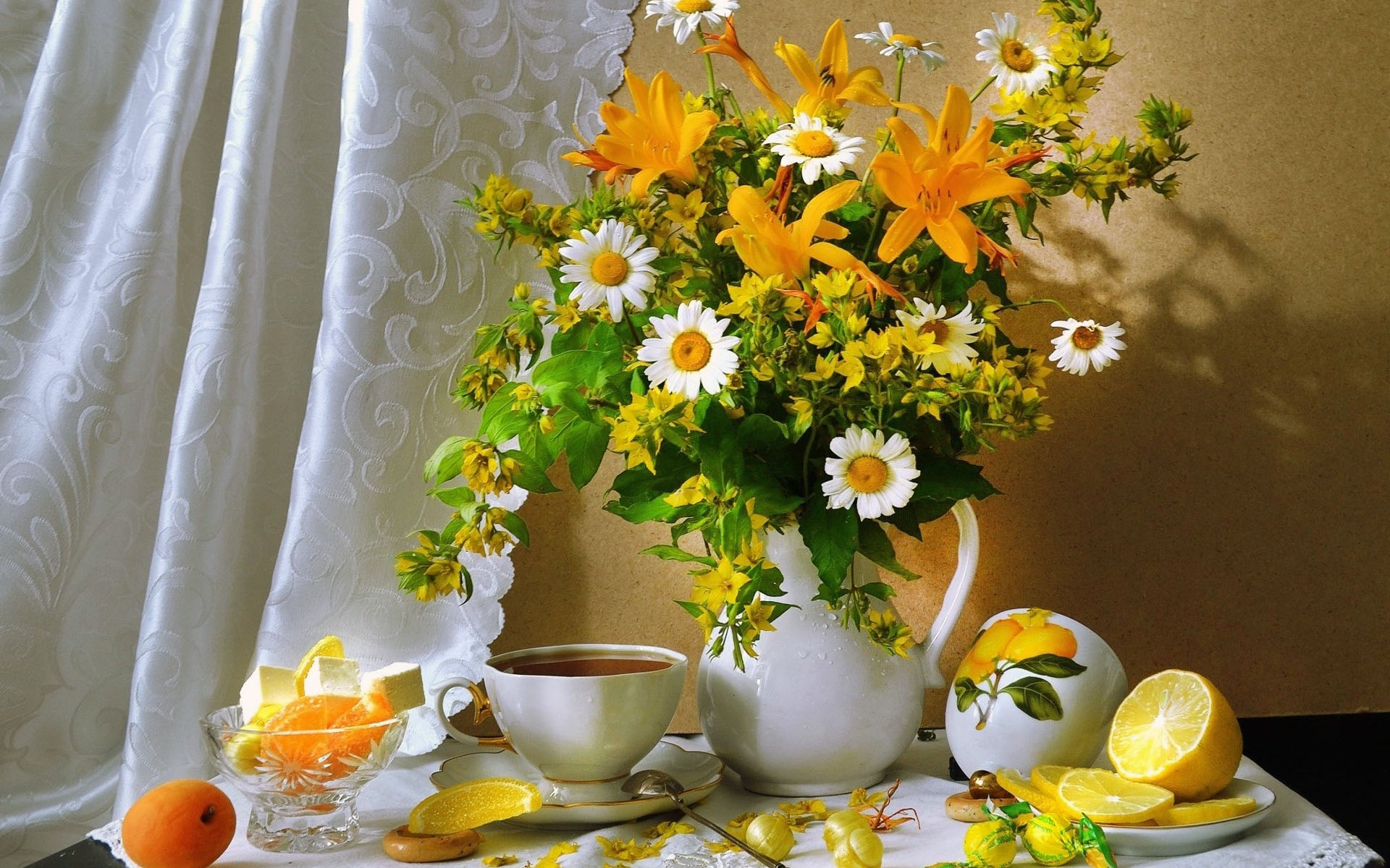 751532 скачать обои ваза, белый цветок, фотографии, натюрморт, штора, цветок, фрукты, желтый цветок - заставки и картинки бесплатно