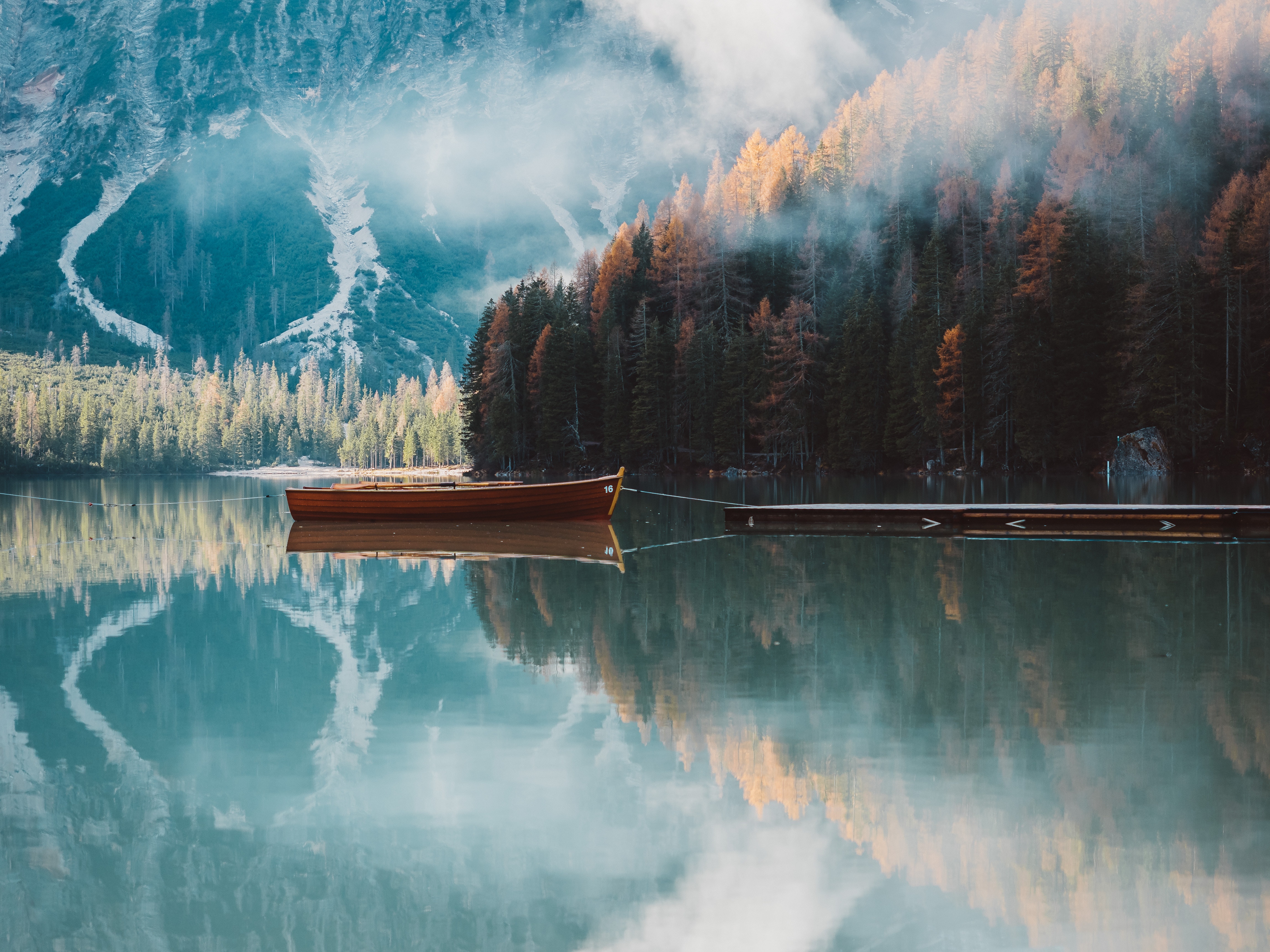 149408 завантажити картинку гори, осінь, природа, човен, дерева, озеро - шпалери і заставки безкоштовно