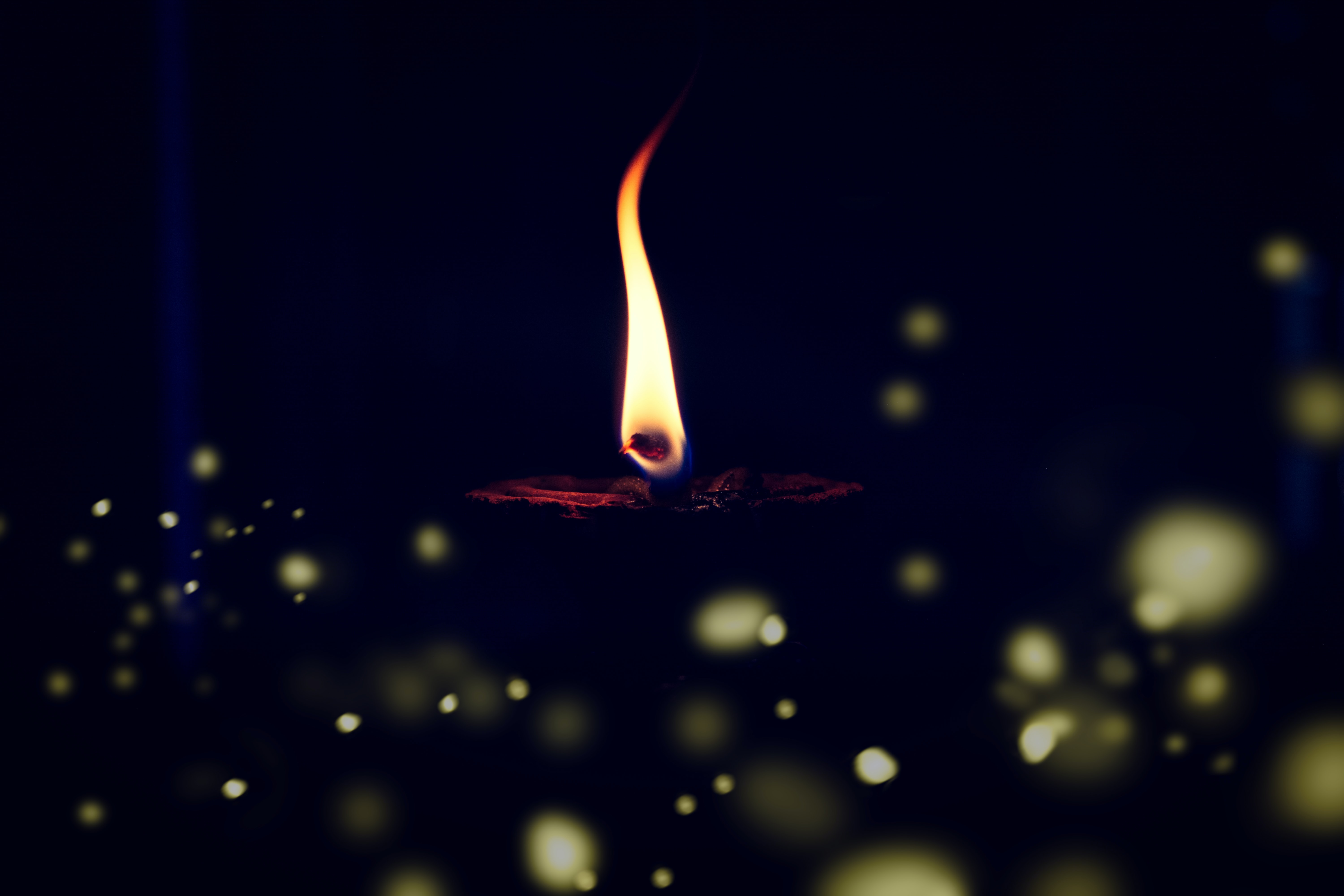 Laden Sie das Unschärfe, Glatt, Kerze, Flamme, Feuer, Blendung, Dunkel-Bild kostenlos auf Ihren PC-Desktop herunter