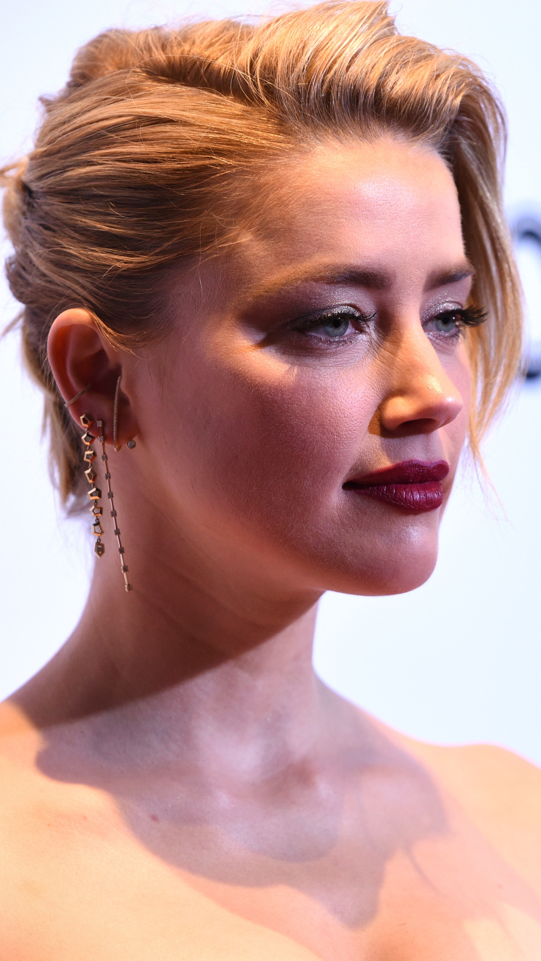 Download mobile wallpaper Blonde, Face, Blue Eyes, American, Celebrity, Actress, Lipstick, Amber Heard for free.