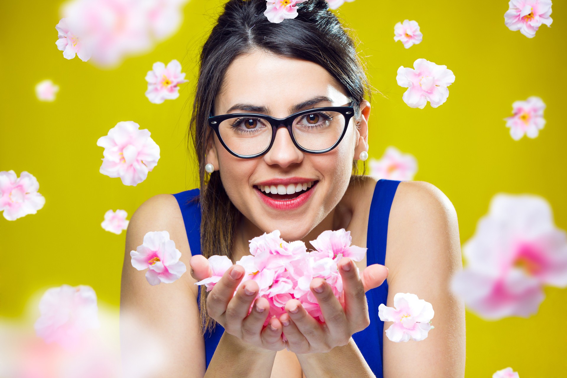 無料モバイル壁紙眼鏡, モデル, 笑顔, 女性, 黒髪, 茶色の目, ピンクの花をダウンロードします。