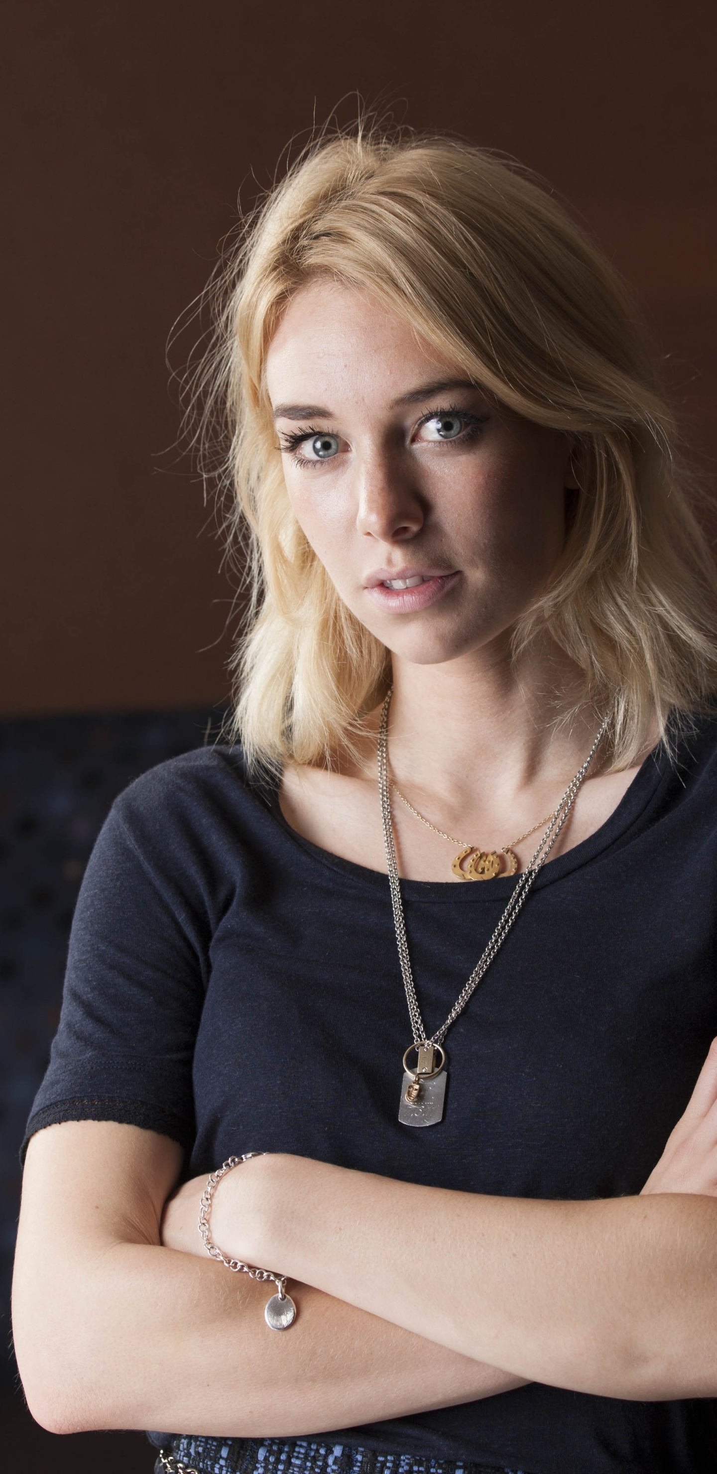 Download mobile wallpaper Blonde, English, Celebrity, Actress, Vanessa Kirby for free.