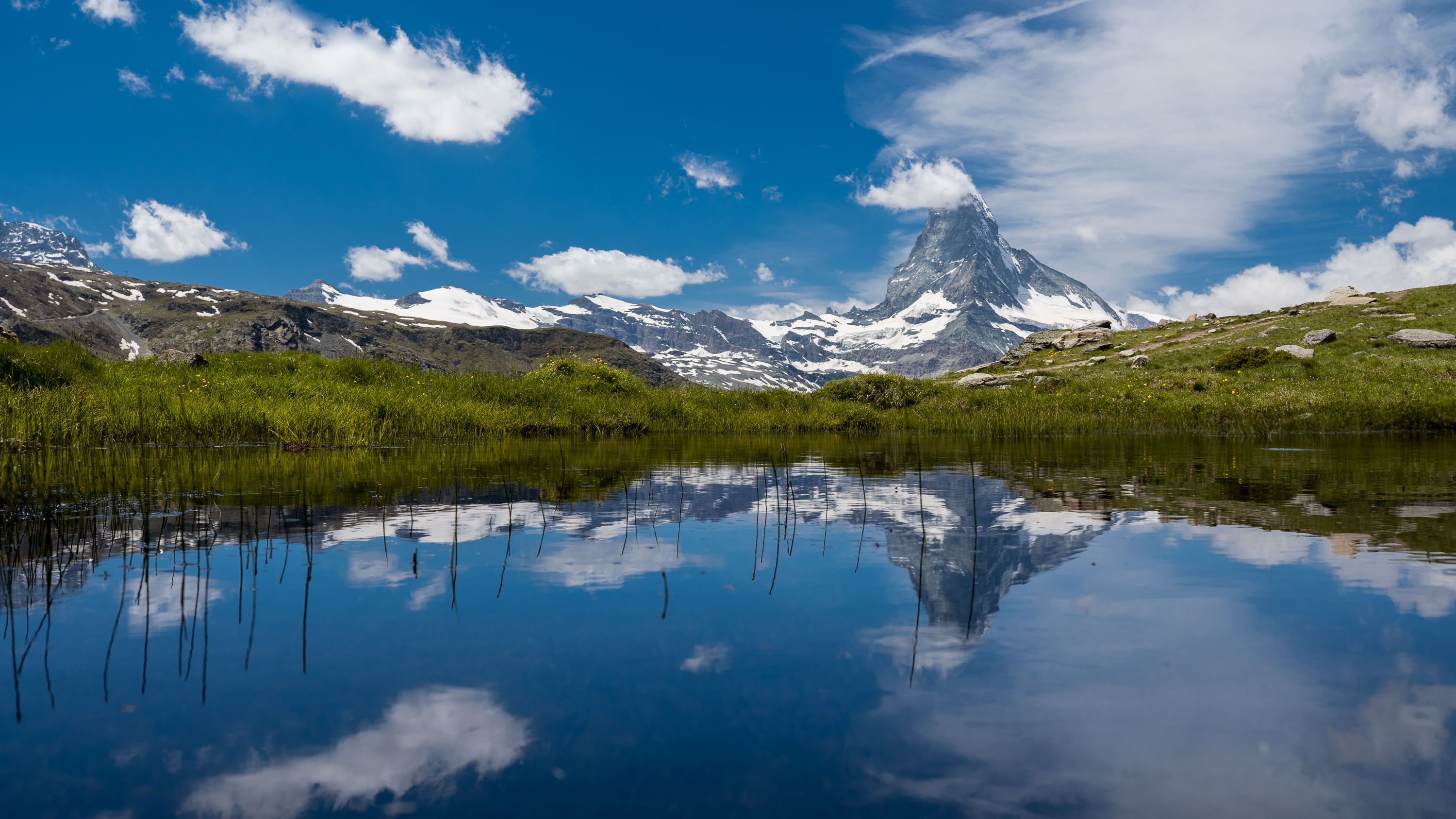 Baixar papel de parede para celular de Grama, Montanhas, Montanha, Suíça, Matterhorn, Terra/natureza gratuito.