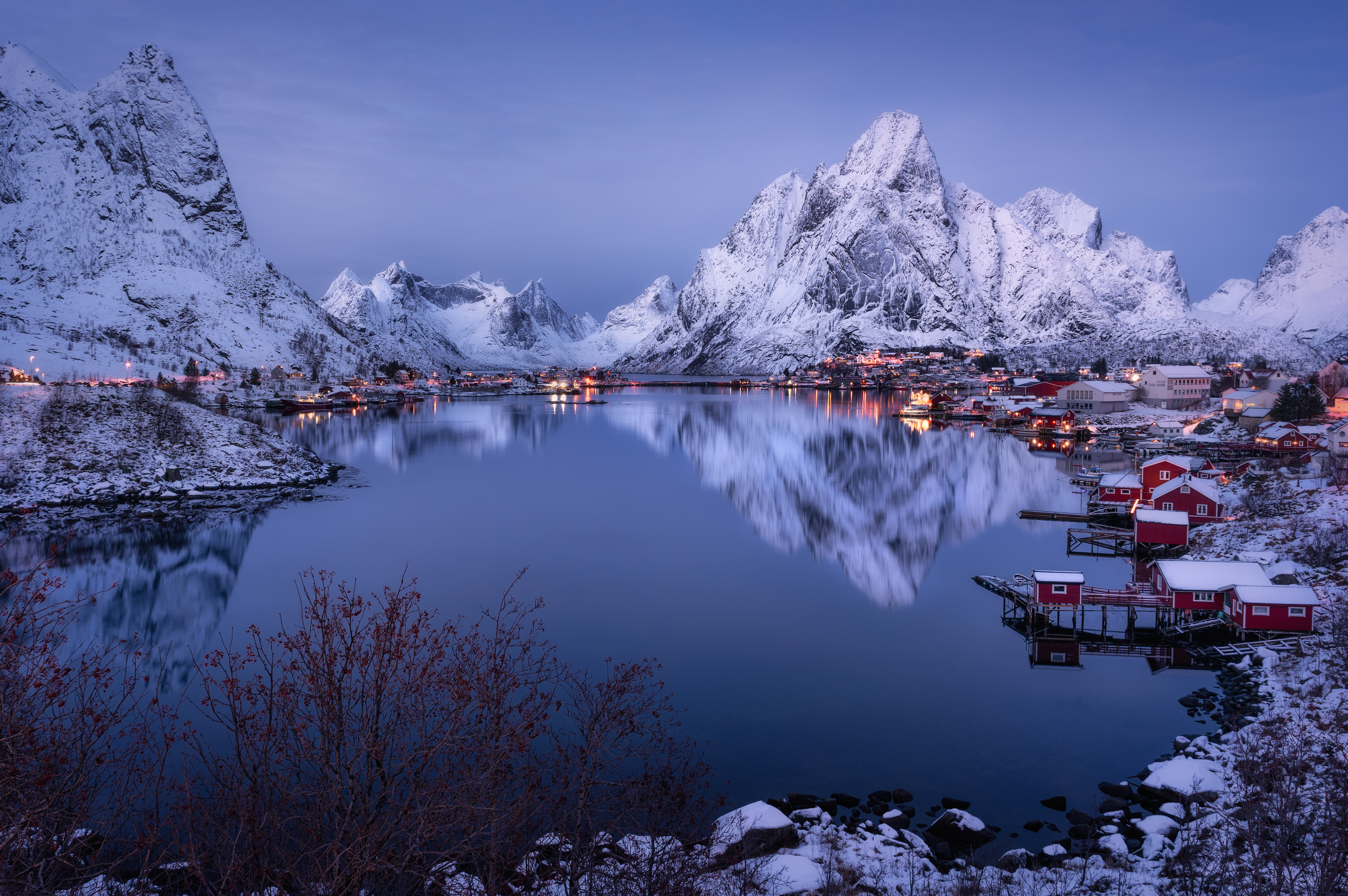 1533930 скачать обои лофотенские острова, норвегия, фотографии, фьорд, гора, отражение, деревня - заставки и картинки бесплатно
