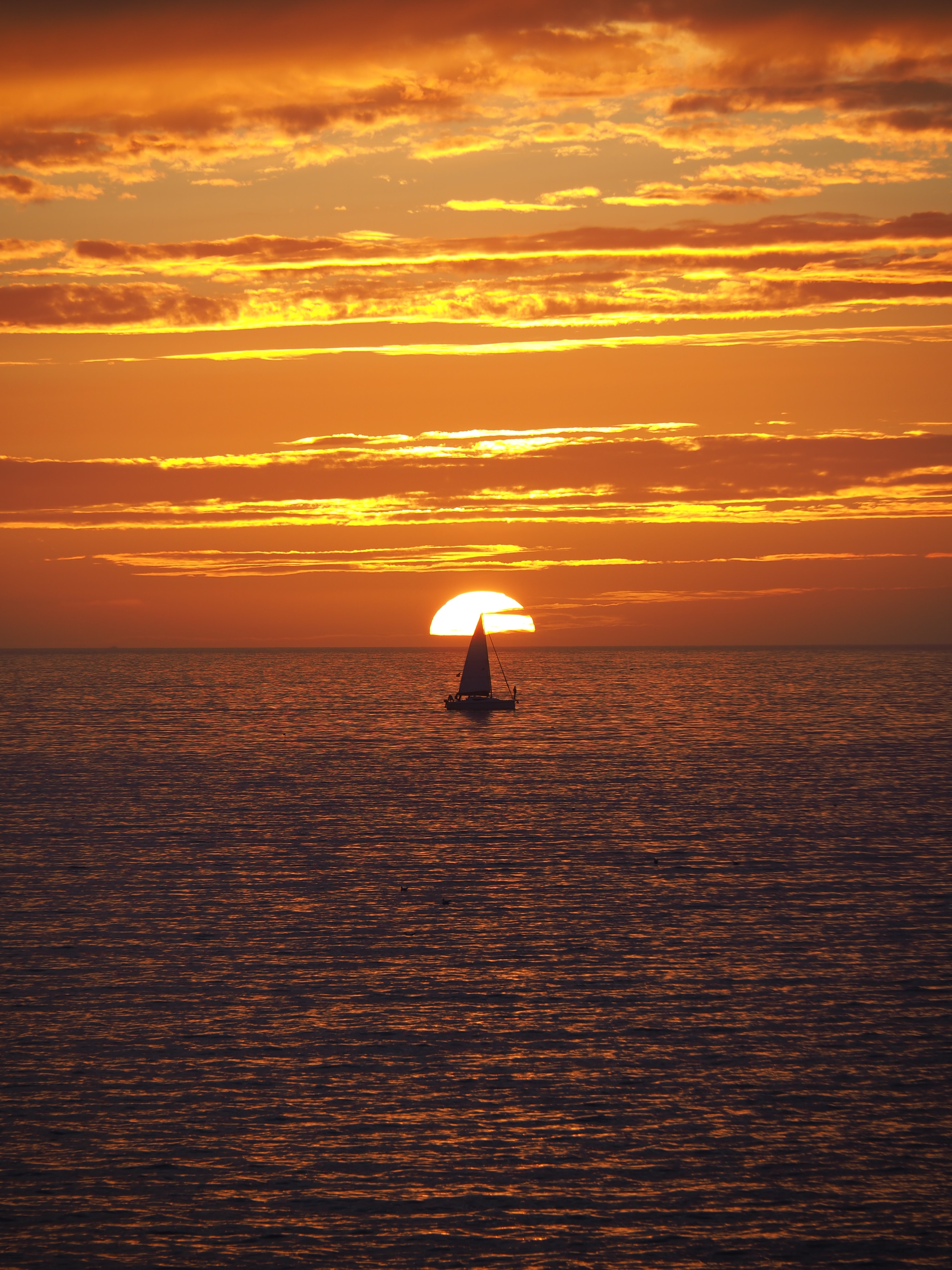 147279 Hintergrundbild herunterladen sunset, sea, sun, waves, dunkel, dämmerung, twilight, ein boot, boot - Bildschirmschoner und Bilder kostenlos