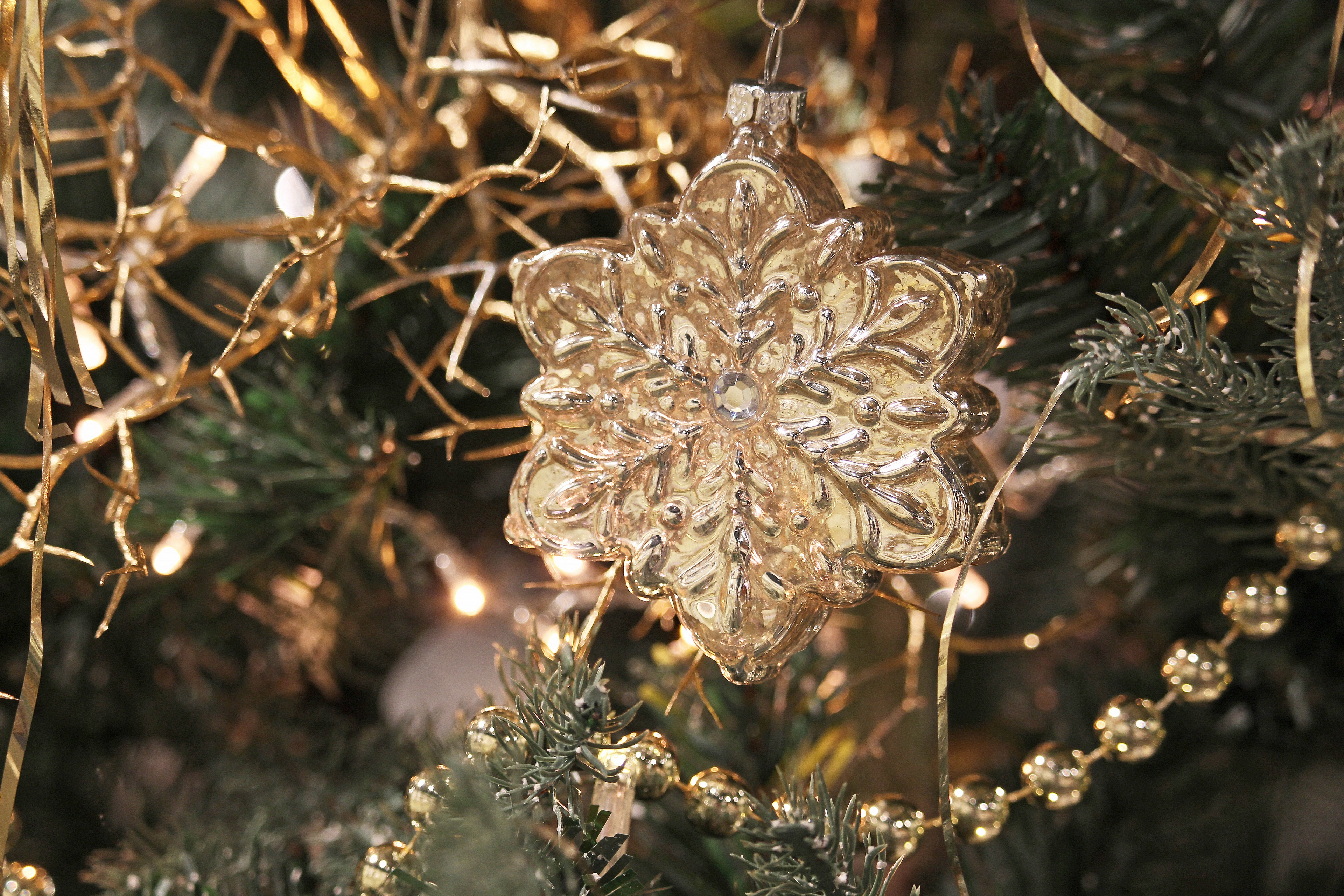 Download mobile wallpaper Christmas, Holiday, Decoration, Snowflake for free.