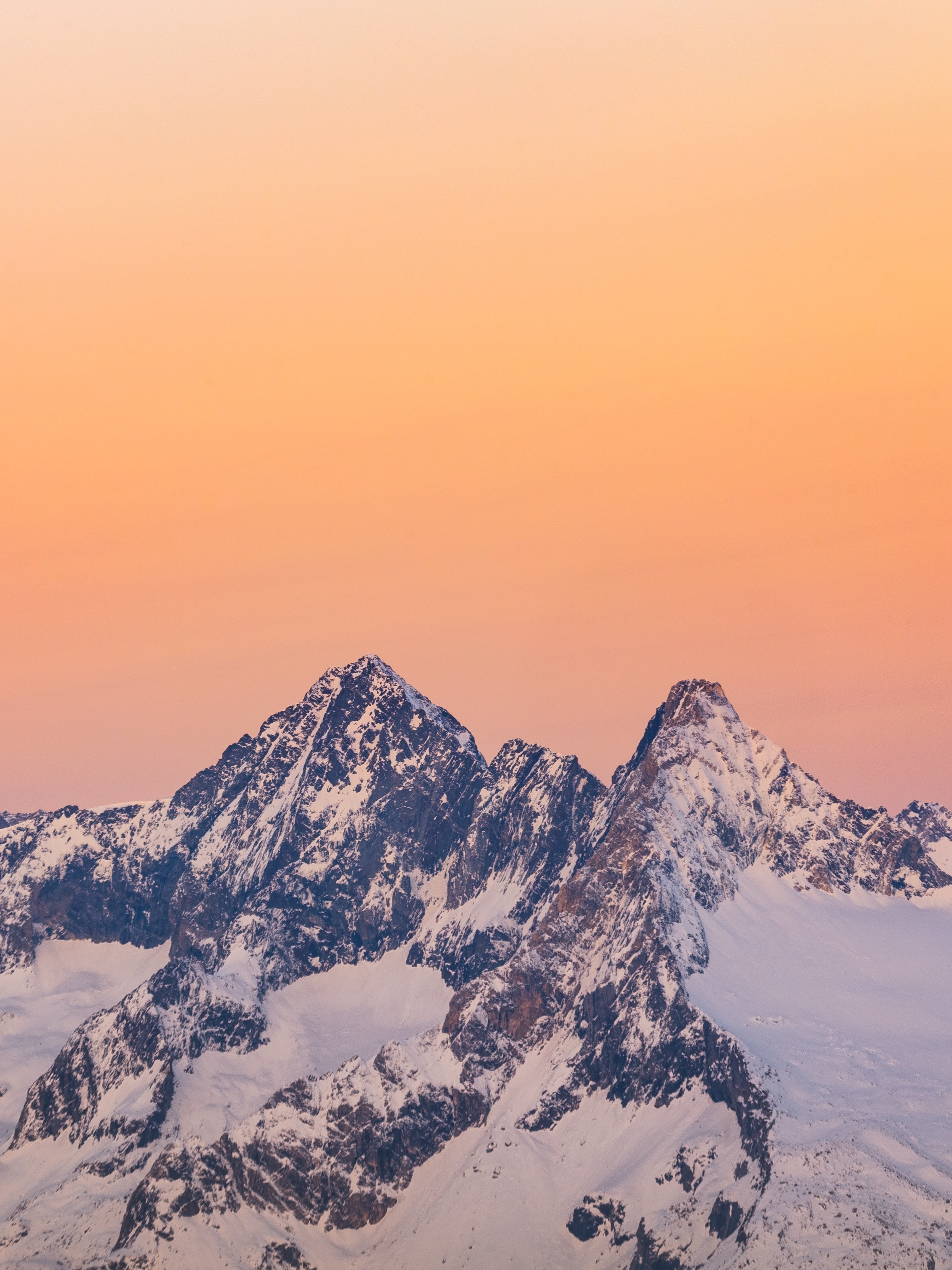 Скачать картинку Склон, Заснеженный, Снег, Скалы, Вершины, Горы, Природа в телефон бесплатно.