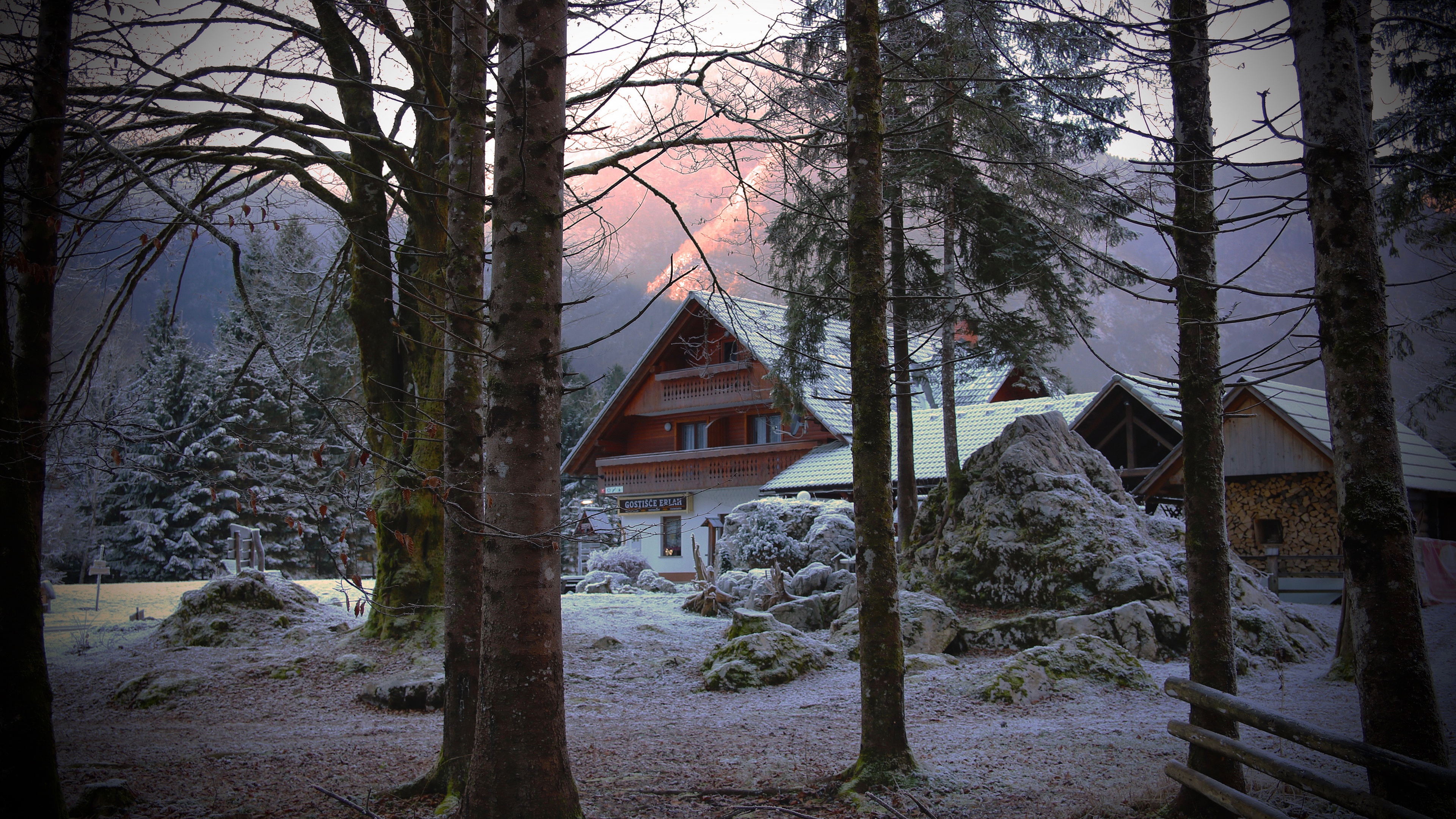 PCデスクトップに冬, 家, 雪, 山, 森, コテージ, マンメイド画像を無料でダウンロード