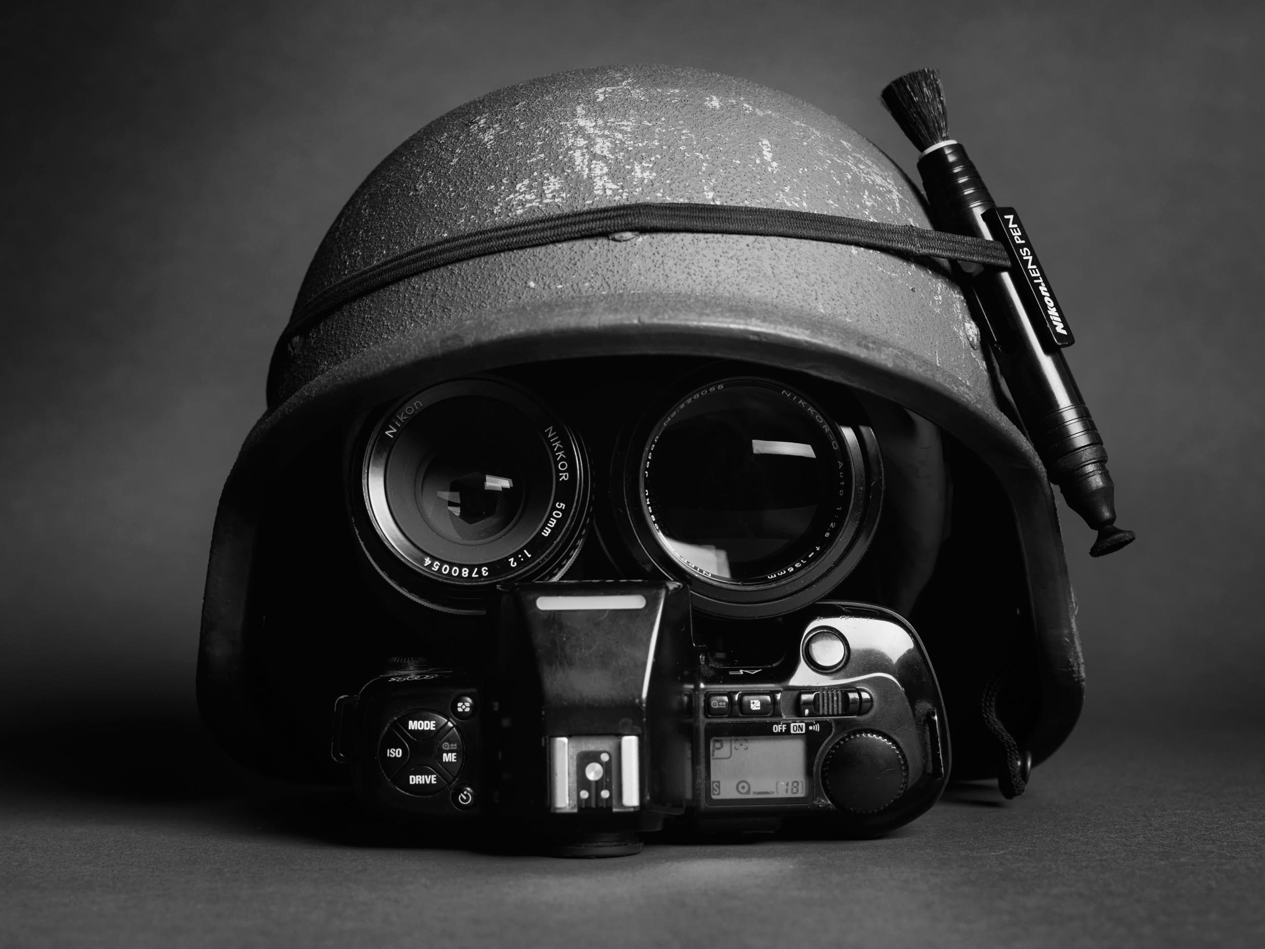 656773 descargar fondo de pantalla negro, hecho por el hombre, cámara, blanco y negro, casco, lente, nikon: protectores de pantalla e imágenes gratis