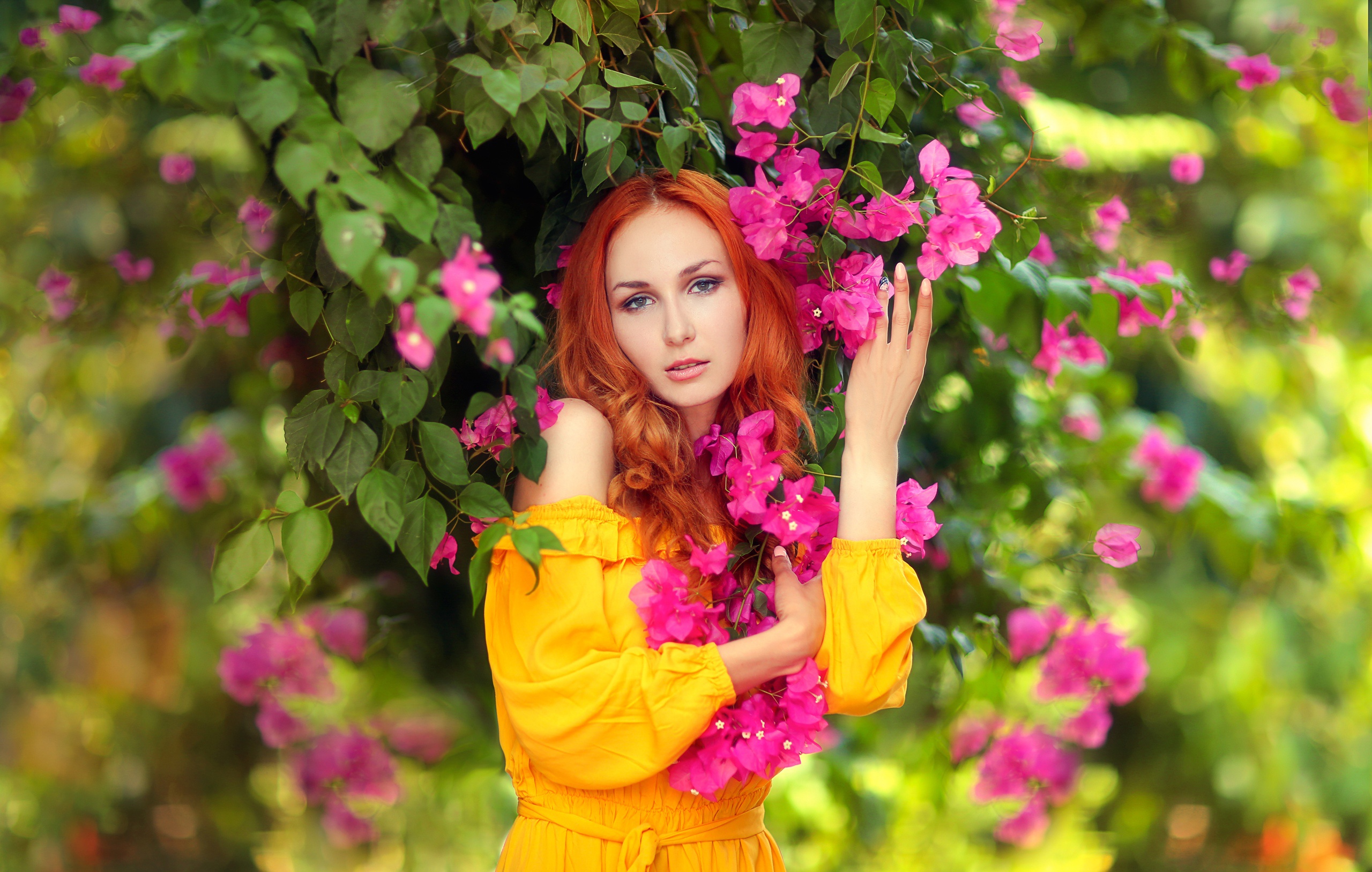 Laden Sie das Rothaarige, Modell, Frauen, Gelbes Kleid, Pinke Blume-Bild kostenlos auf Ihren PC-Desktop herunter