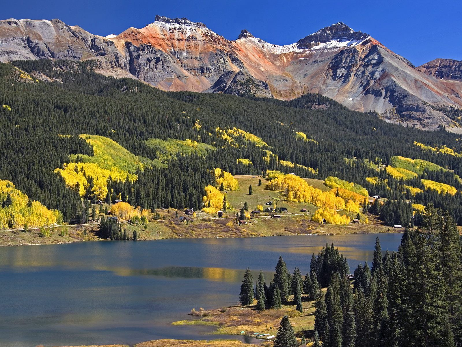 Baixe gratuitamente a imagem Água, Árvores, Montanhas, Outono, Cores, Cor, Comi, Ato, Natureza na área de trabalho do seu PC