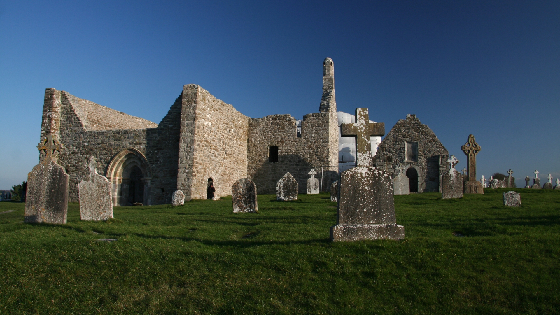 Free download wallpaper Architecture, Ireland, Cross, Monastery, Religious, Cemetery, Clonmacnoise, Clonmacnoise Monastery on your PC desktop