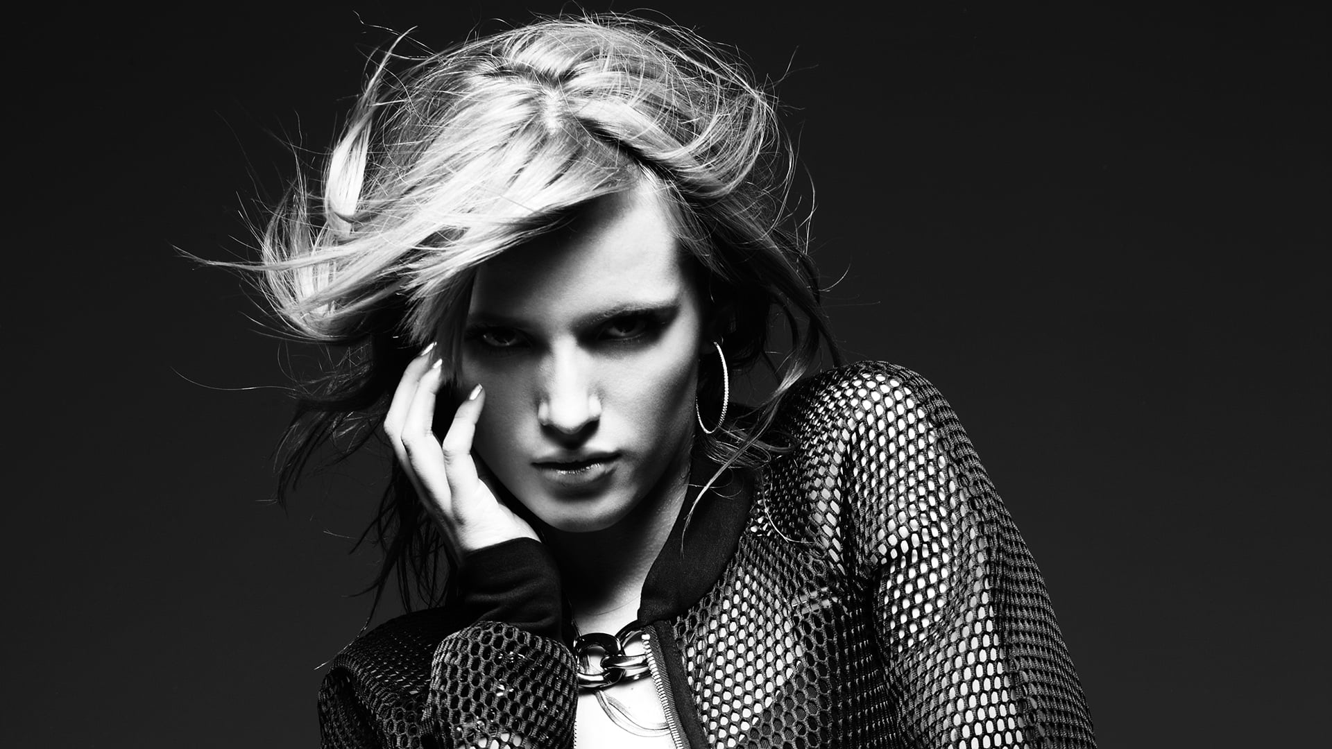 Download mobile wallpaper Celebrity, Black & White, Actress, Bella Thorne for free.