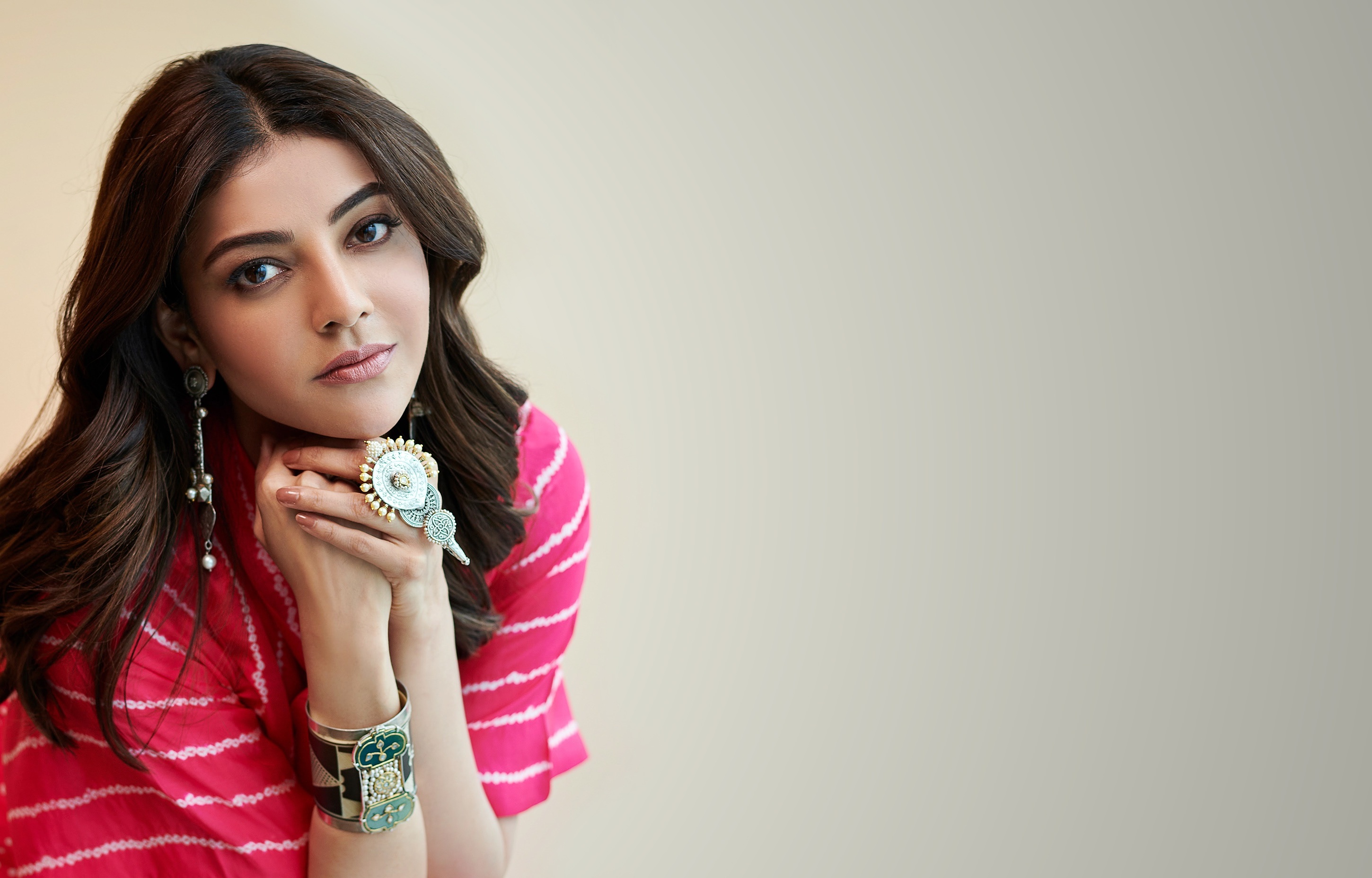 Download mobile wallpaper Jewelry, Brunette, Earrings, Indian, Celebrity, Brown Eyes, Actress, Bollywood, Kajal Aggarwal for free.