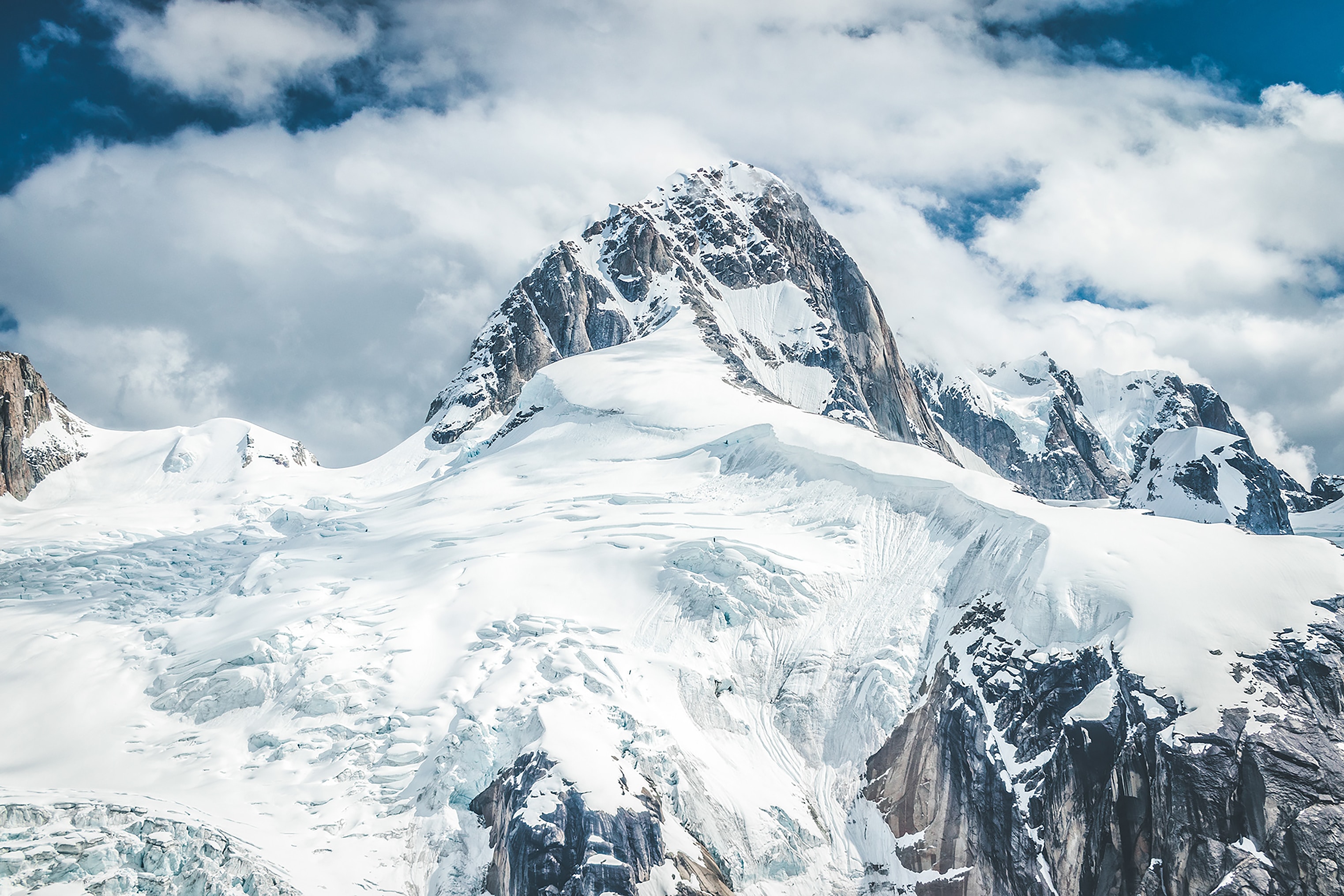 Скачать картинку Гора, Вершина, Снег, Природа в телефон бесплатно.