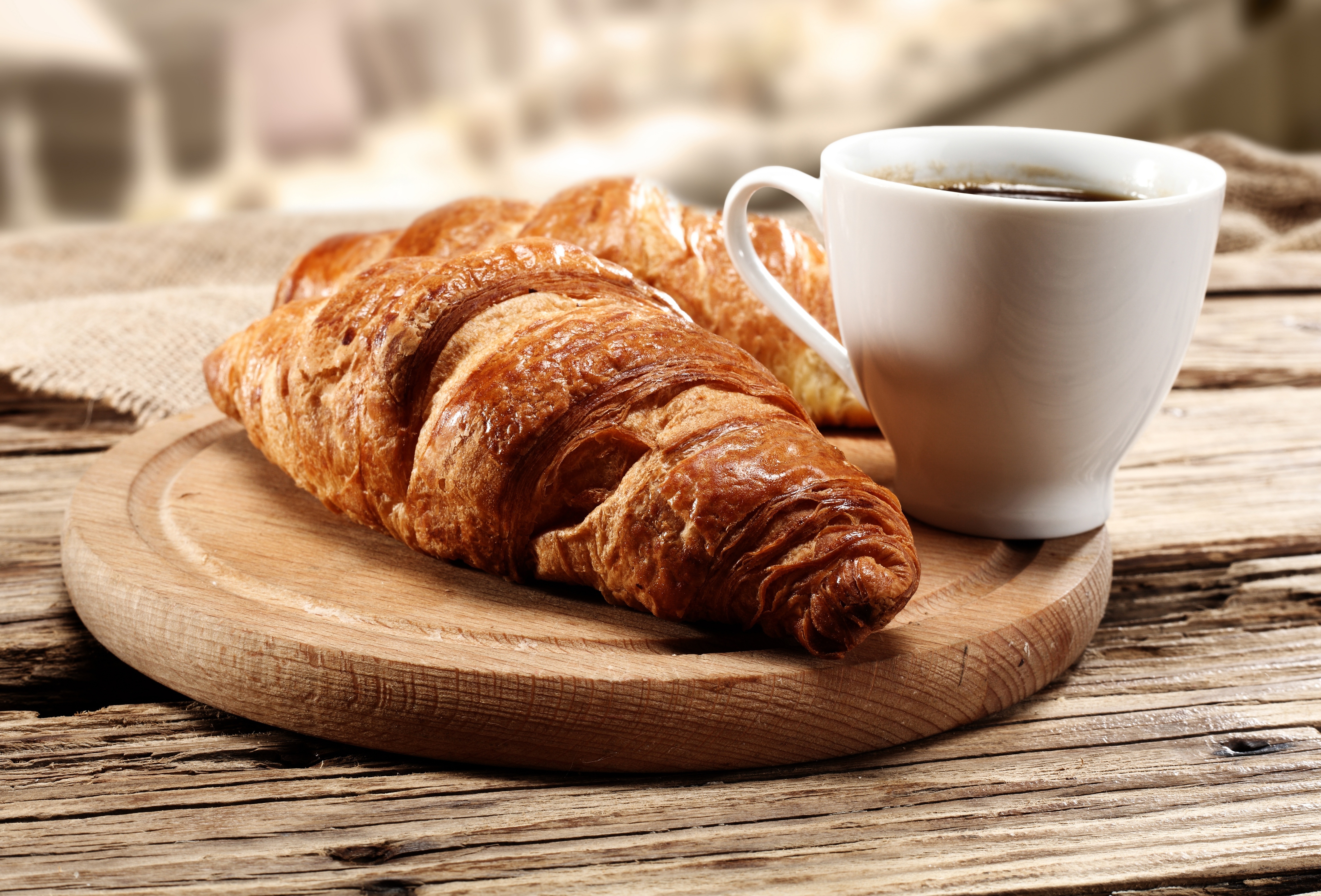 Laden Sie das Tasse, Croissant, Nahrungsmittel, Kaffee, Frühstuck-Bild kostenlos auf Ihren PC-Desktop herunter