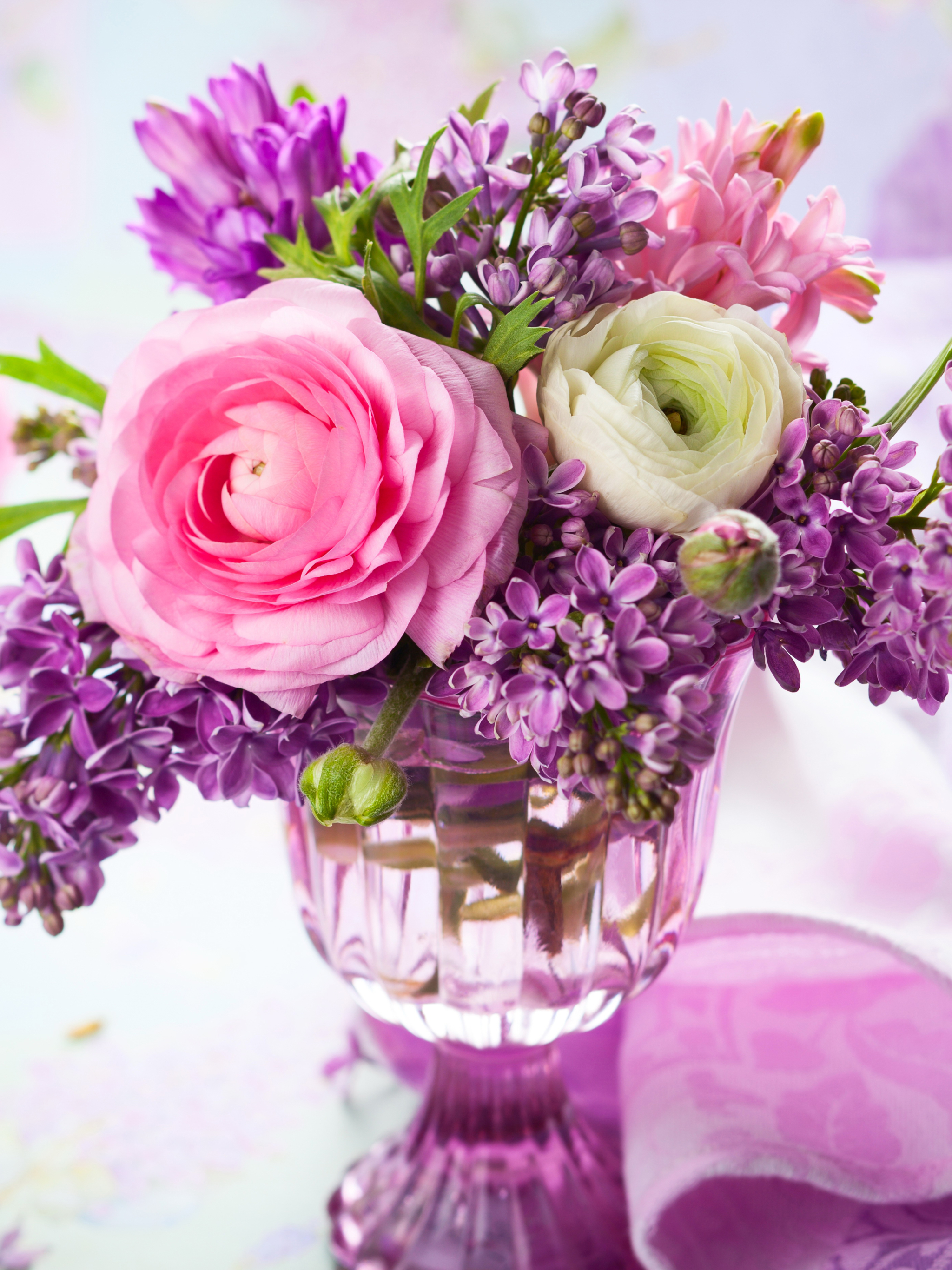 無料モバイル壁紙ライラック, 静物, 花, 色, 花瓶, マンメイド, ピンクの花, 紫色の花, ラナンキュラをダウンロードします。