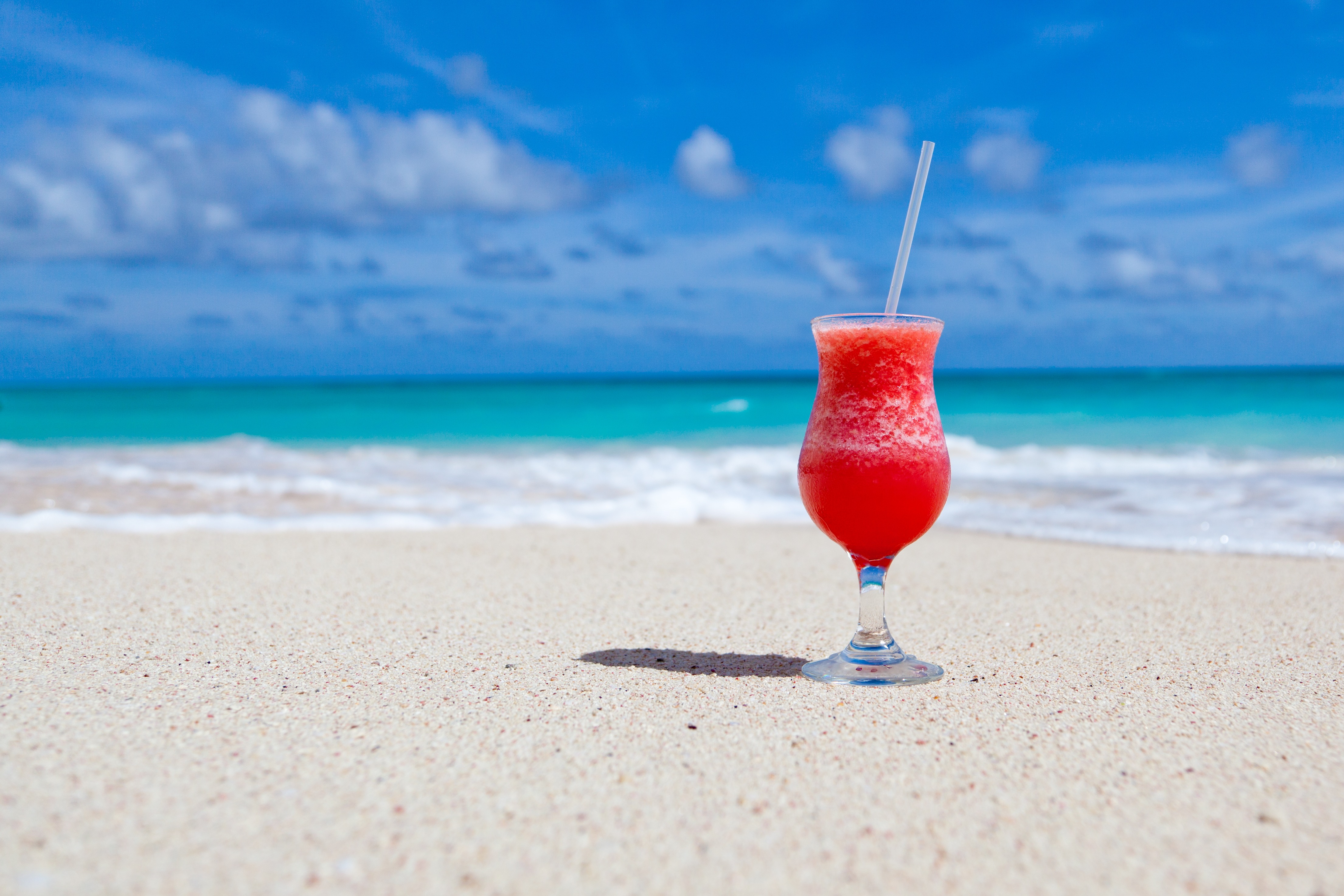 Laden Sie das Strand, Sand, Sommer, Glas, Cocktail, Nahrungsmittel, Getränk-Bild kostenlos auf Ihren PC-Desktop herunter