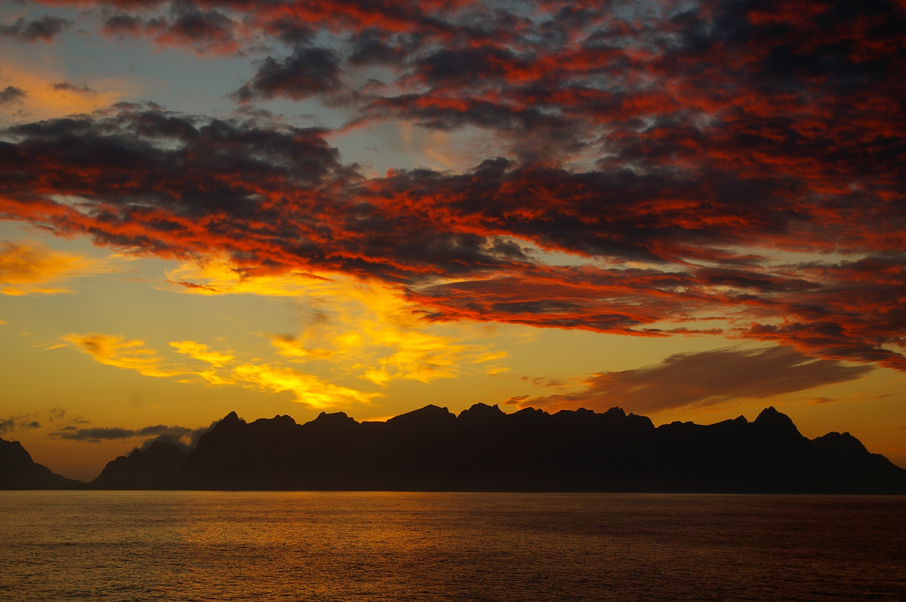 PCデスクトップに日没, 山脈, 地平線, 島, ロフォーテン諸島, 雲, 自然, ノルウェー画像を無料でダウンロード