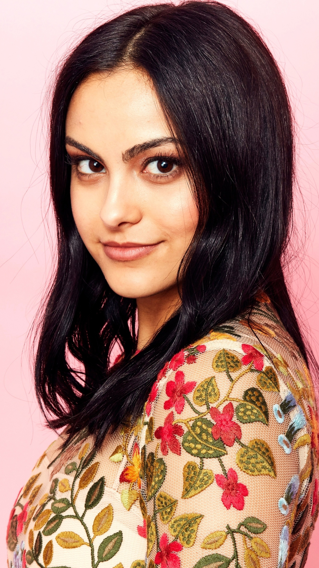 Handy-Wallpaper Amerikanisch, Braune Augen, Berühmtheiten, Darstellerin, Camila Mendes kostenlos herunterladen.