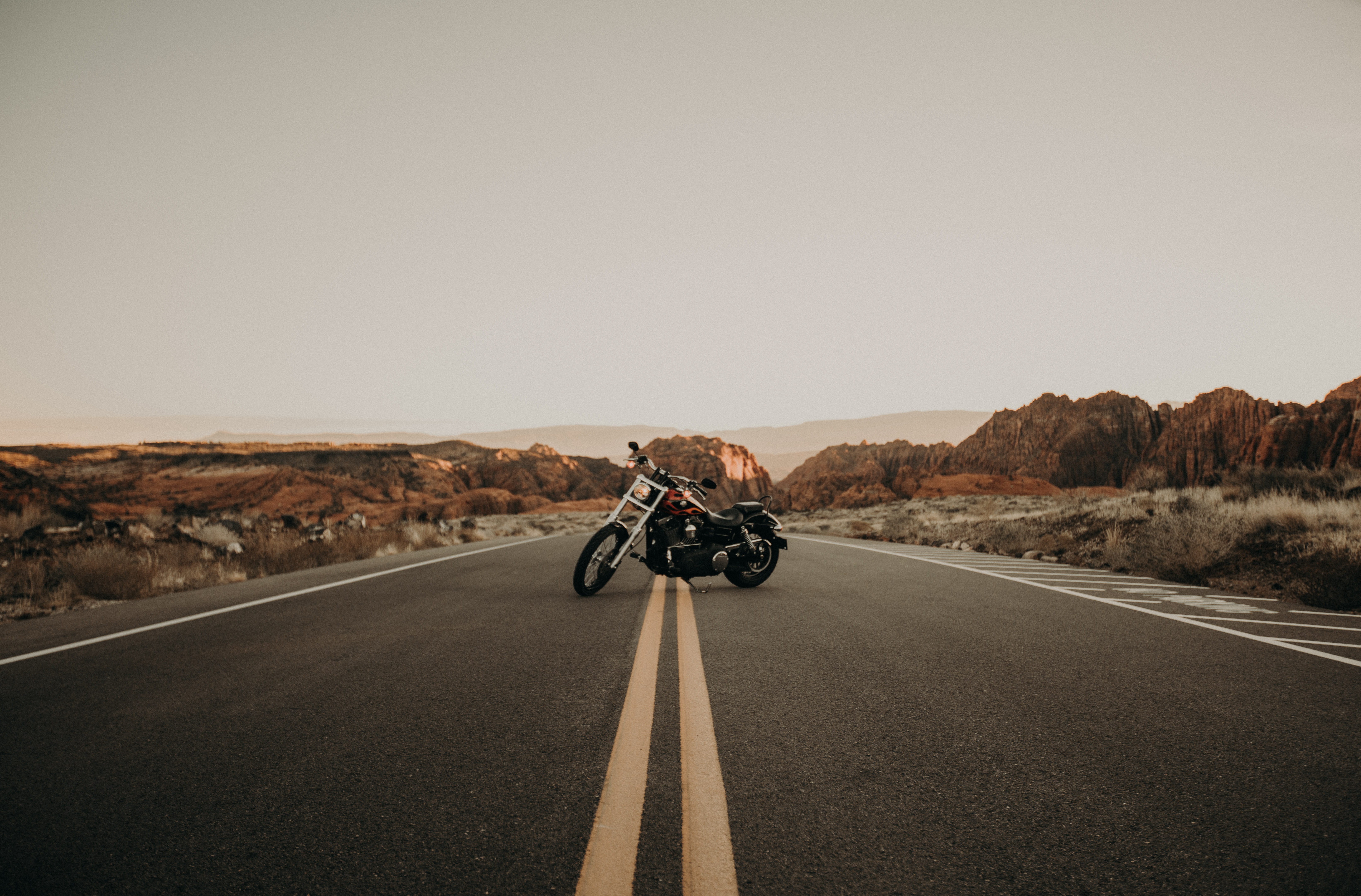 115497 descargar imagen motocicletas, camino, margen, asfalto, motocicleta: fondos de pantalla y protectores de pantalla gratis