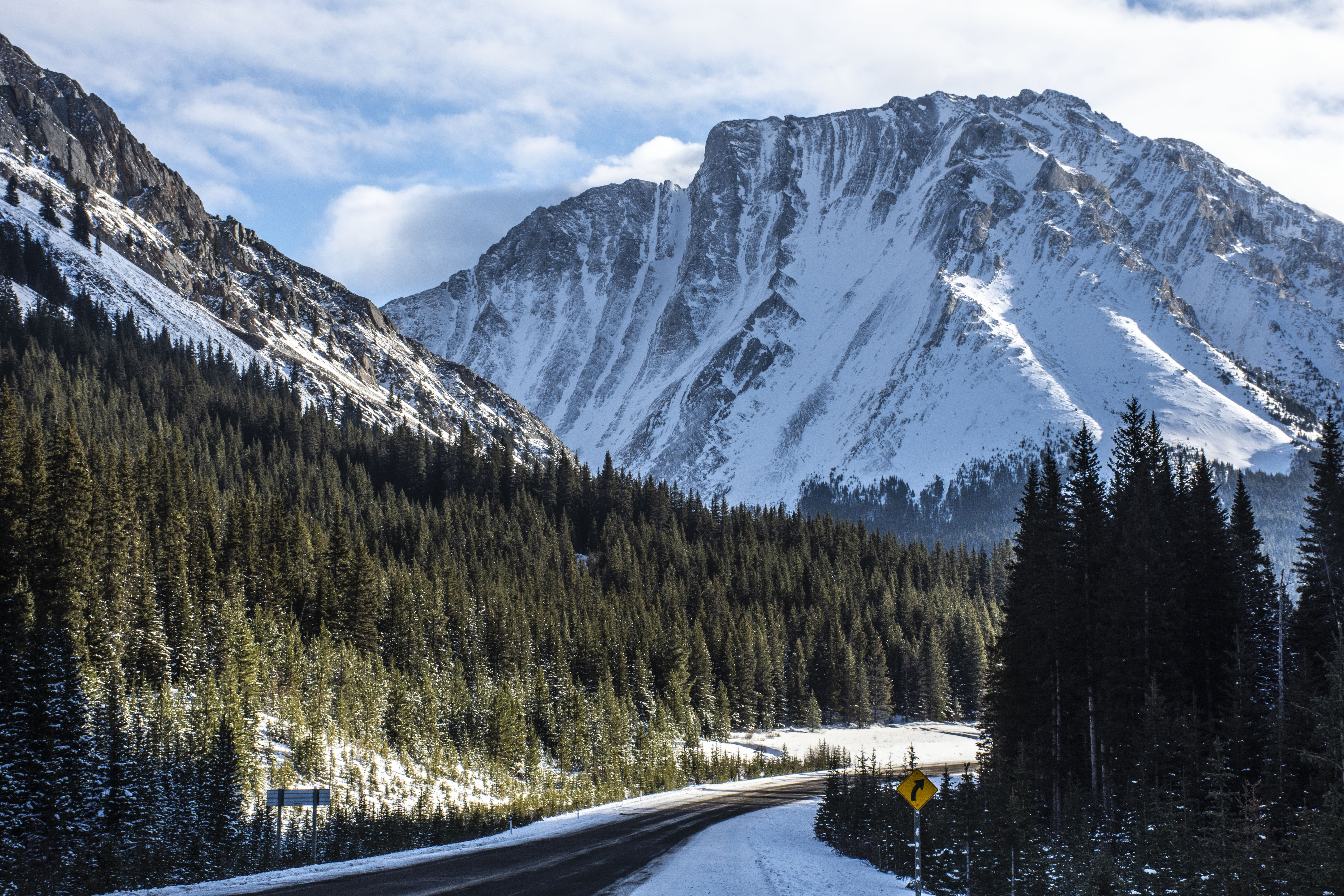 無料モバイル壁紙自然, 道路, 道, 森林, 森, 雪, 山, 冬をダウンロードします。