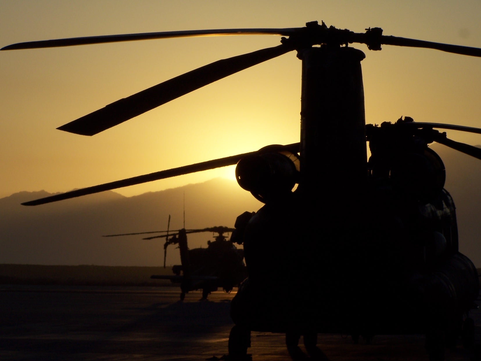 523097 Hintergrundbild herunterladen militär, helikopter, militärhubschrauber - Bildschirmschoner und Bilder kostenlos