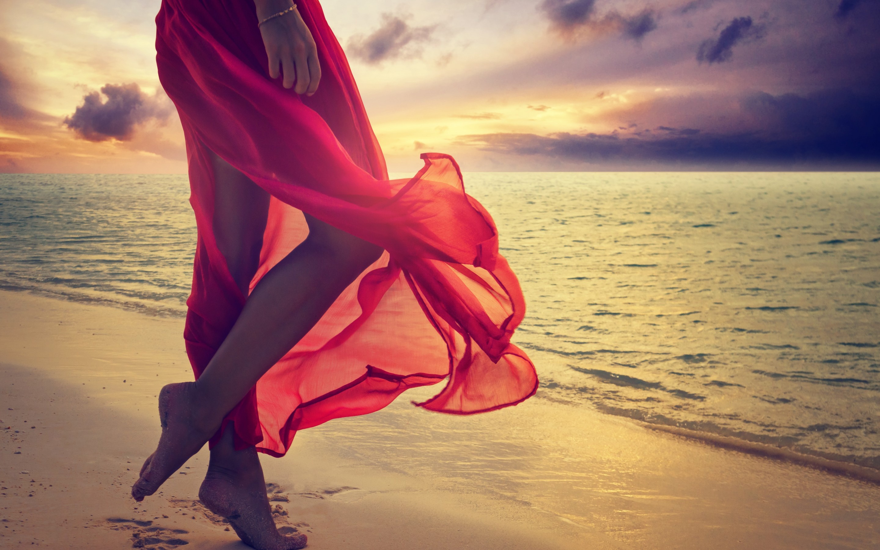 Laden Sie das Sommer, Beine, Ozean, Frauen, Sonnenuntergang, Fuß, Rotes Kleid-Bild kostenlos auf Ihren PC-Desktop herunter