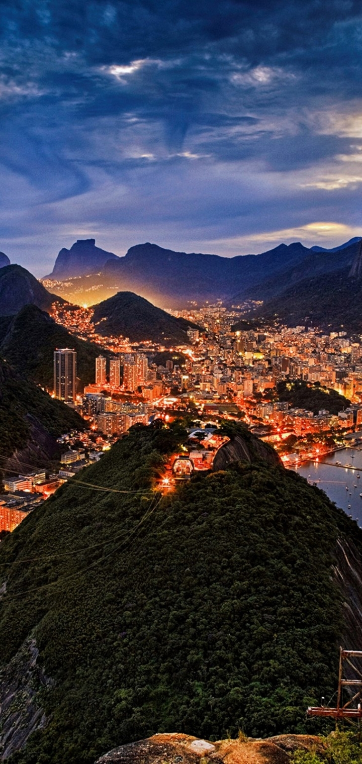 Скачать картинку Города, Ночь, Город, Горизонт, Гора, Городской Пейзаж, Рио Де Жанейро, Бразилия, Сделано Человеком в телефон бесплатно.