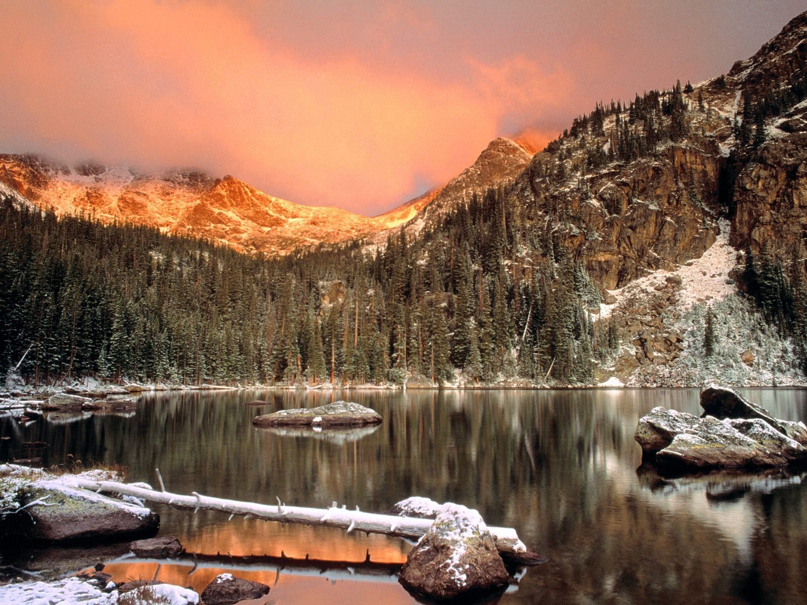 Скачать картинку Бревно, Колорадо, Камни, Природа, Озеро, Горы, Вода в телефон бесплатно.