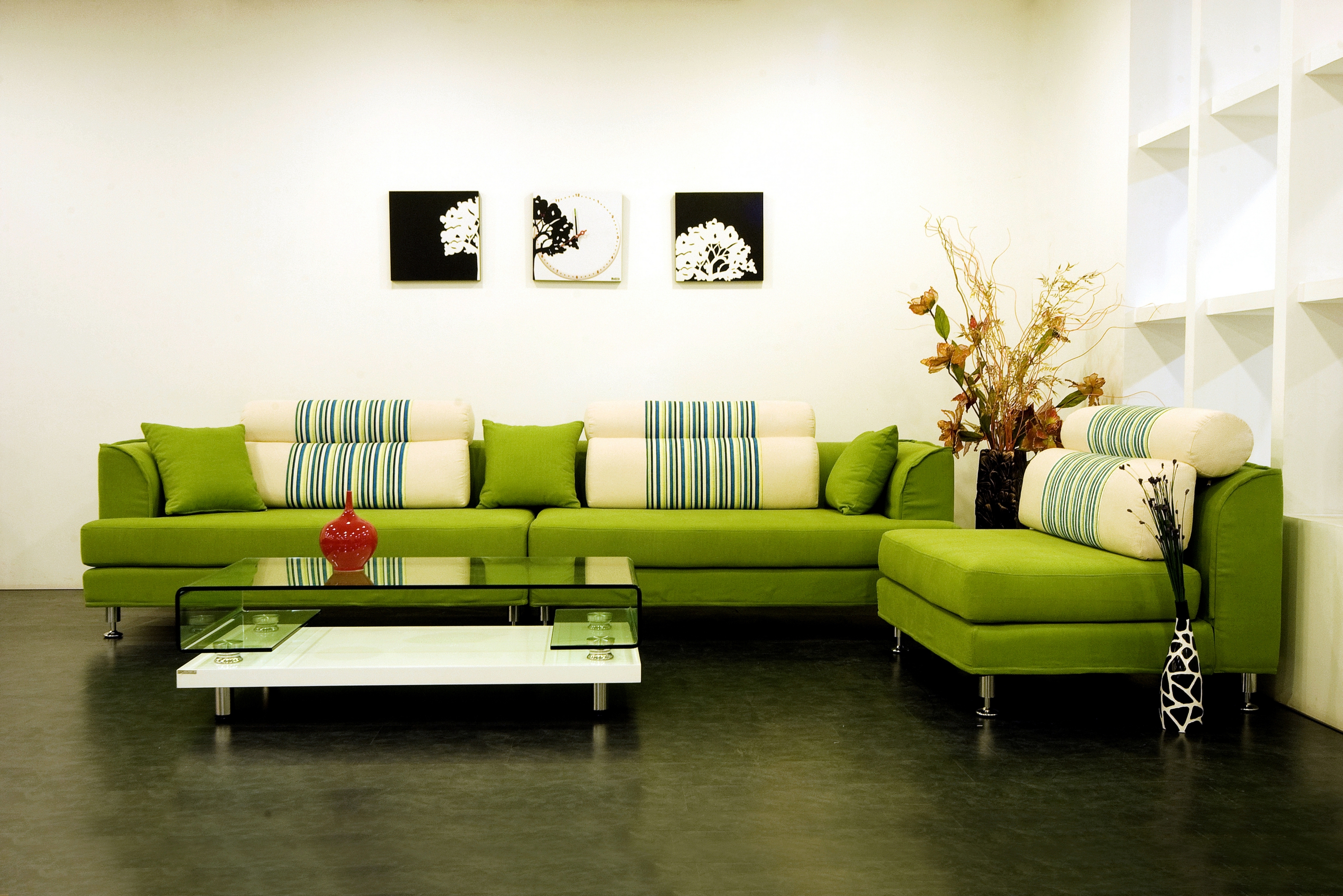 102966 скачать обои квартира, гостиная, диван, интерьер, дизайн, картины, разное, зеленый, стиль, подушки, столик, вазы - заставки и картинки бесплатно
