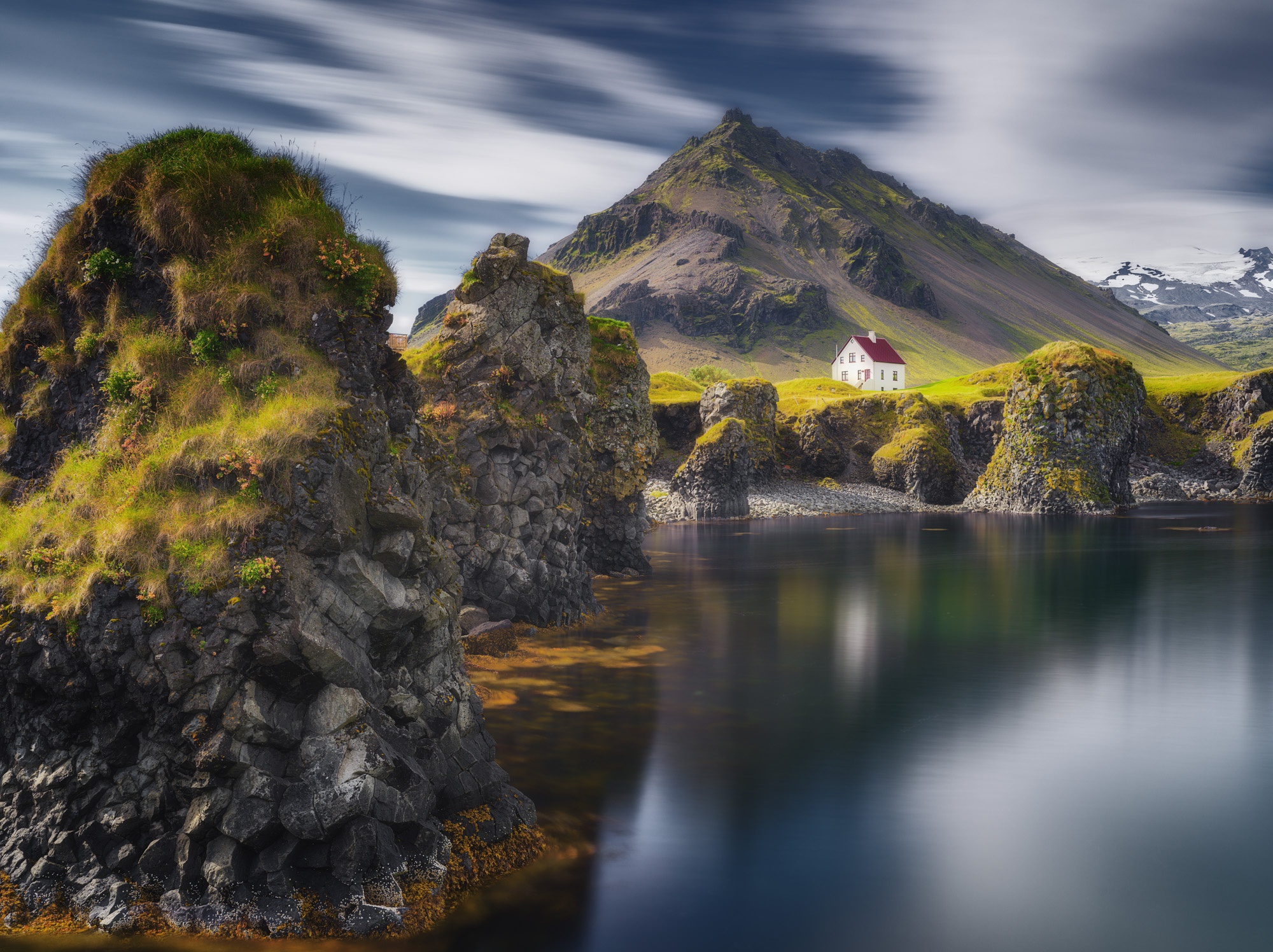 Скачать картинку Пейзаж, Природа, Море, Гора, Дом, Исландия, Фотографии в телефон бесплатно.