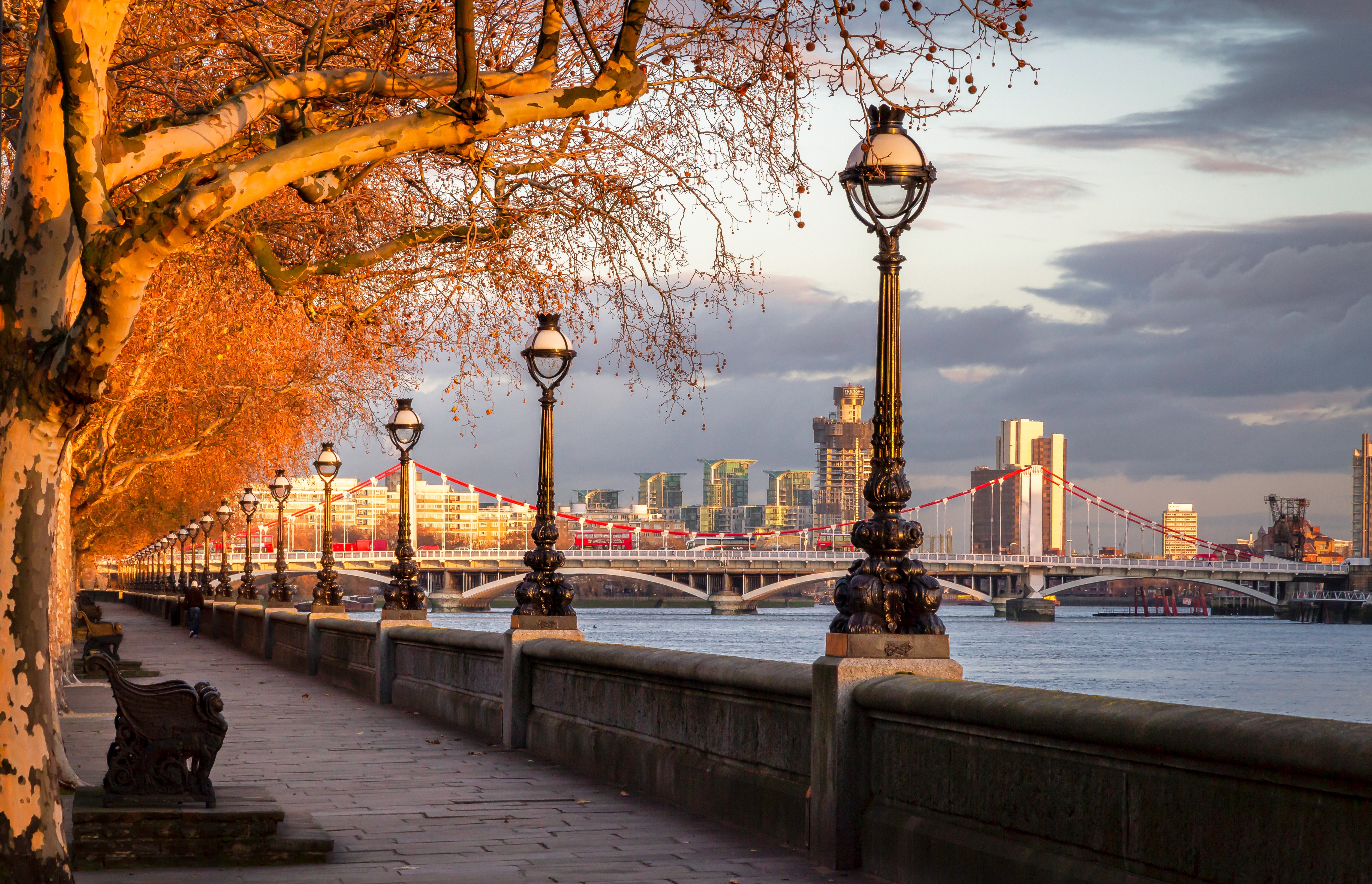 Скачать картинку Города, Река, Осень, Лондон, Мост, Англия, Сделано Человеком в телефон бесплатно.