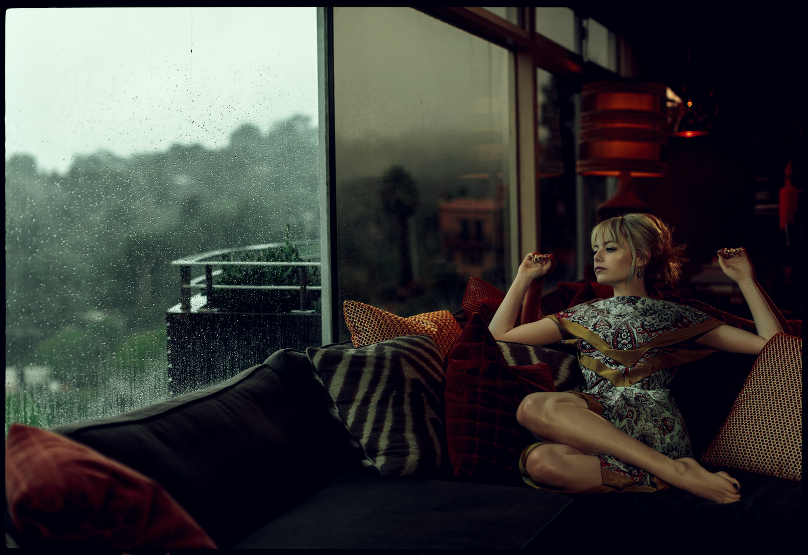 Free download wallpaper Emma Stone, Reflection, Sofa, Blonde, American, Celebrity, Raindrops, Actress on your PC desktop