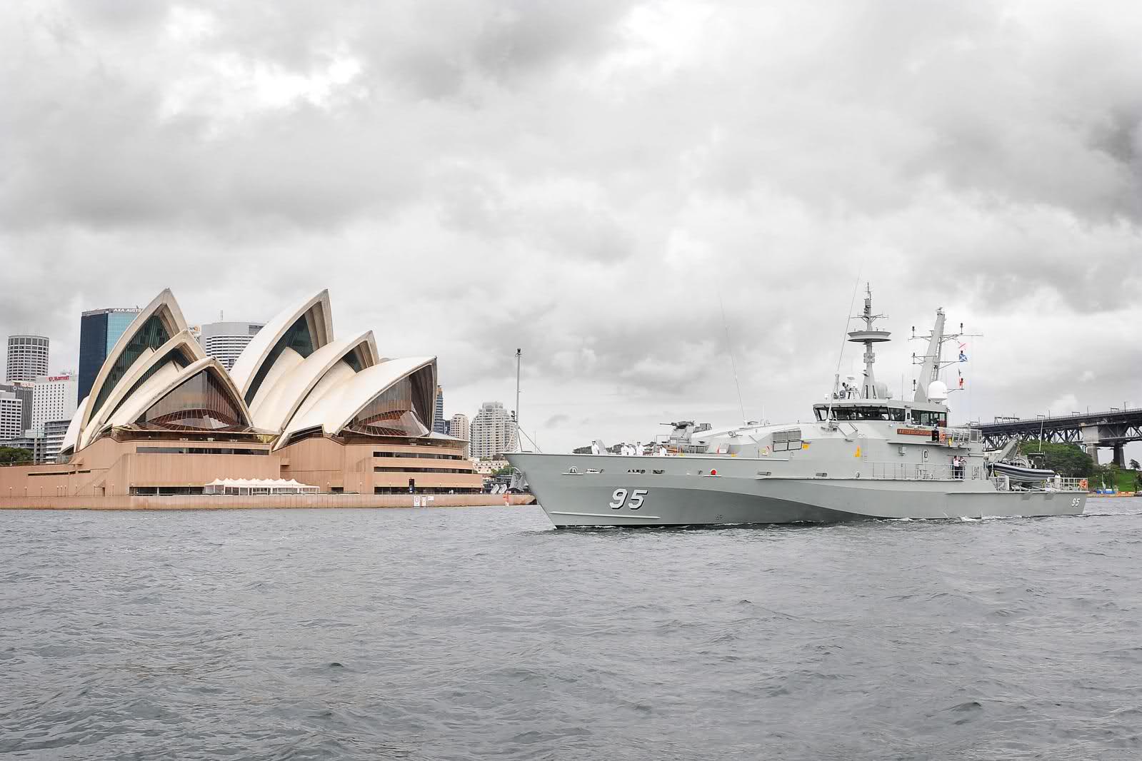 370199 Hintergrundbild herunterladen militär, hmas maryborough (acpb 95), australien, patrouillenboot, opernhaus in sydney, kriegsschiff, kriegsschiffe - Bildschirmschoner und Bilder kostenlos