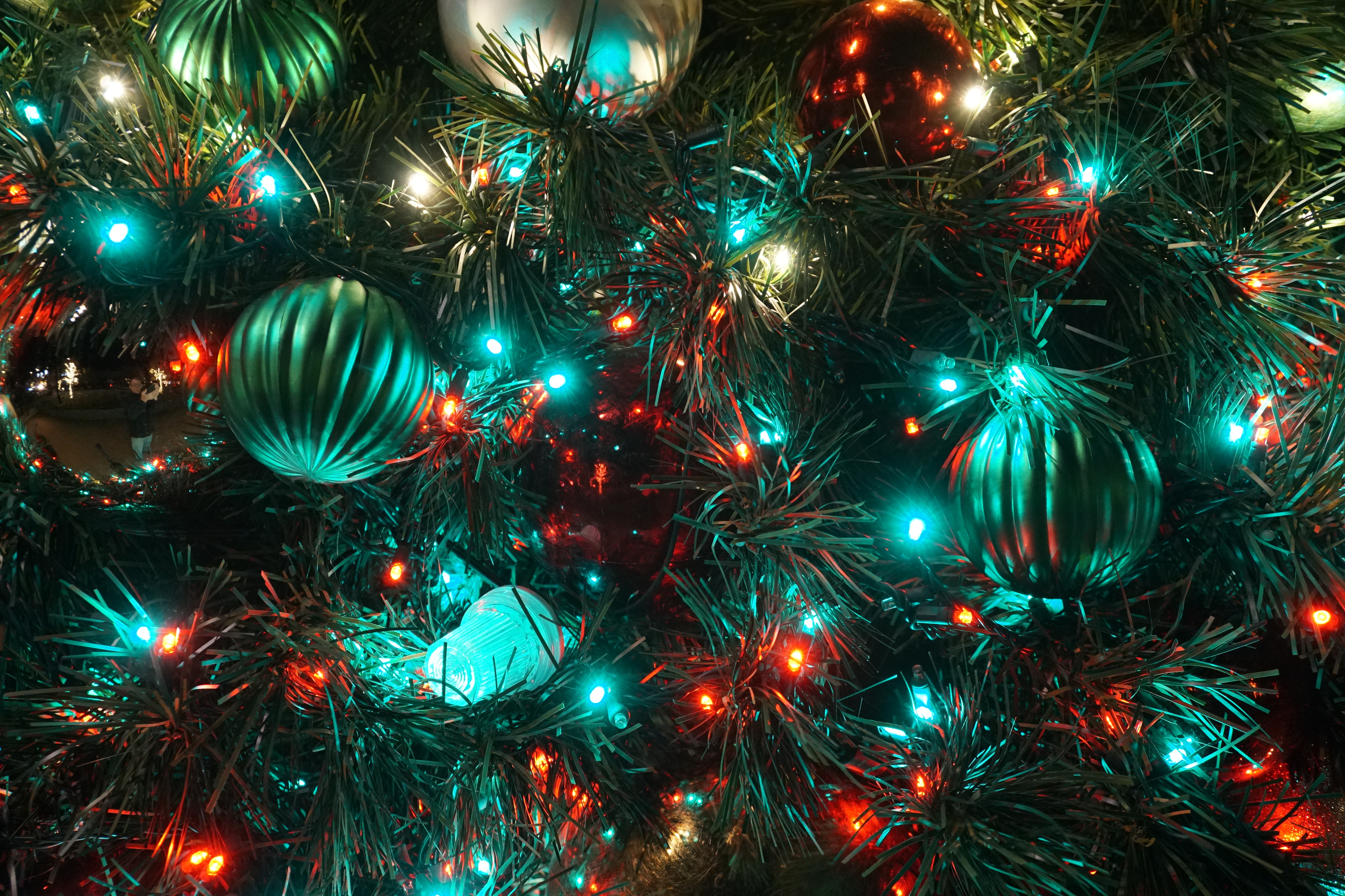 Download mobile wallpaper Christmas Decorations, New Year, Christmas Tree, Garland, Holidays, Christmas Tree Toys, Christmas, Shine, Light for free.