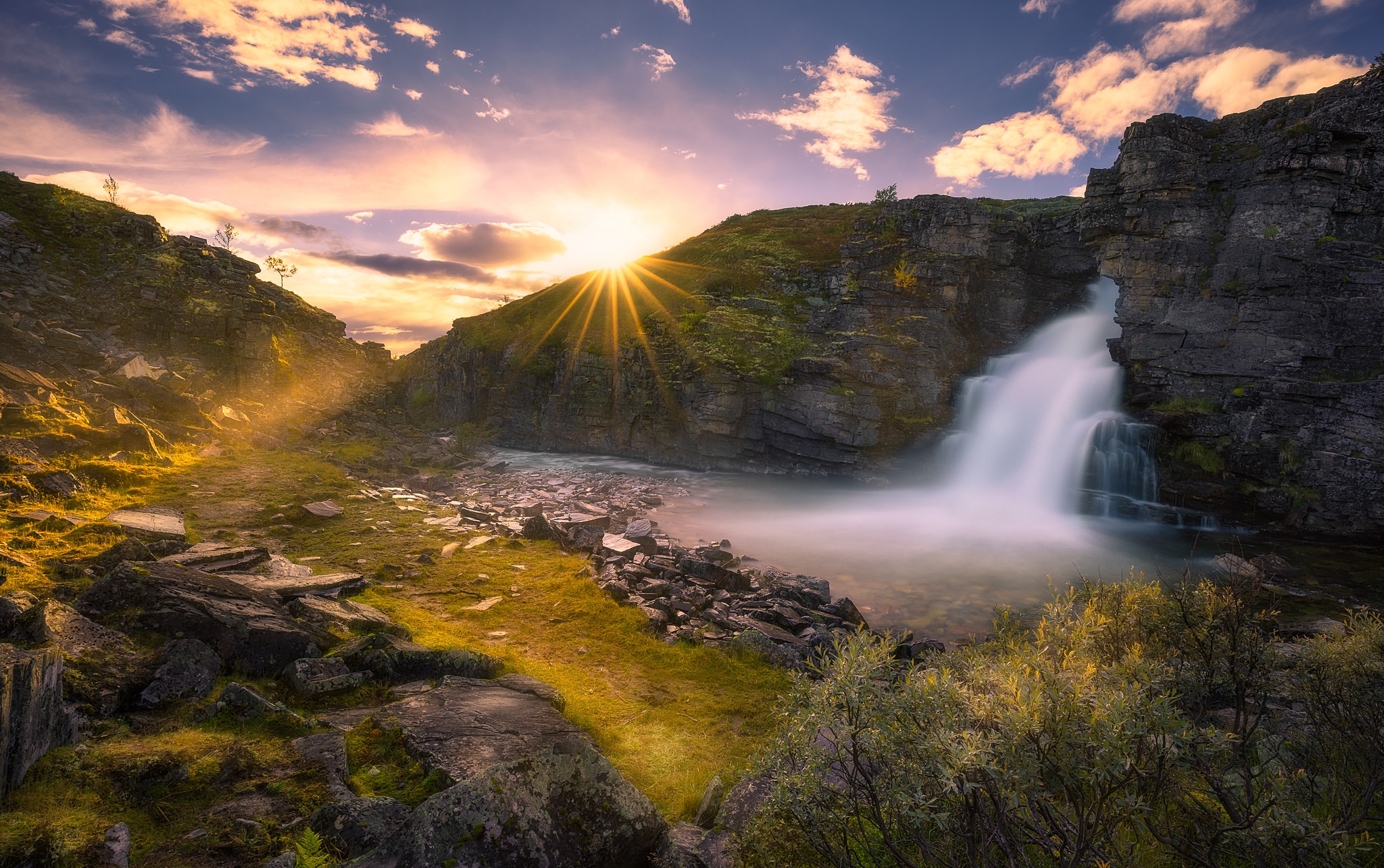 Laden Sie das Natur, Wasserfälle, Wasserfall, Klippe, Sonnenstrahl, Erde/natur-Bild kostenlos auf Ihren PC-Desktop herunter