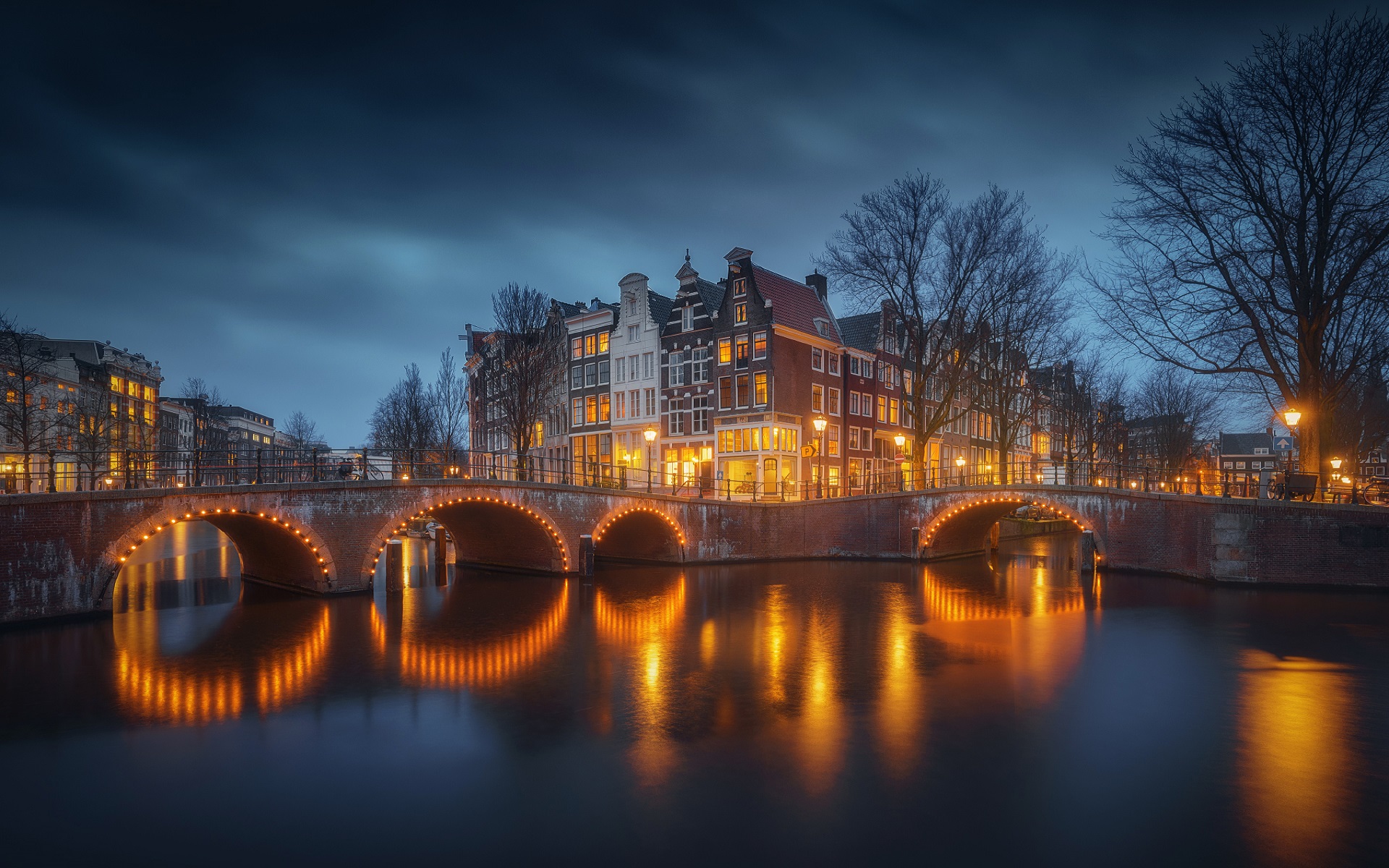 無料モバイル壁紙都市, 水, 反射, 夜, アムステルダム, マンメイドをダウンロードします。