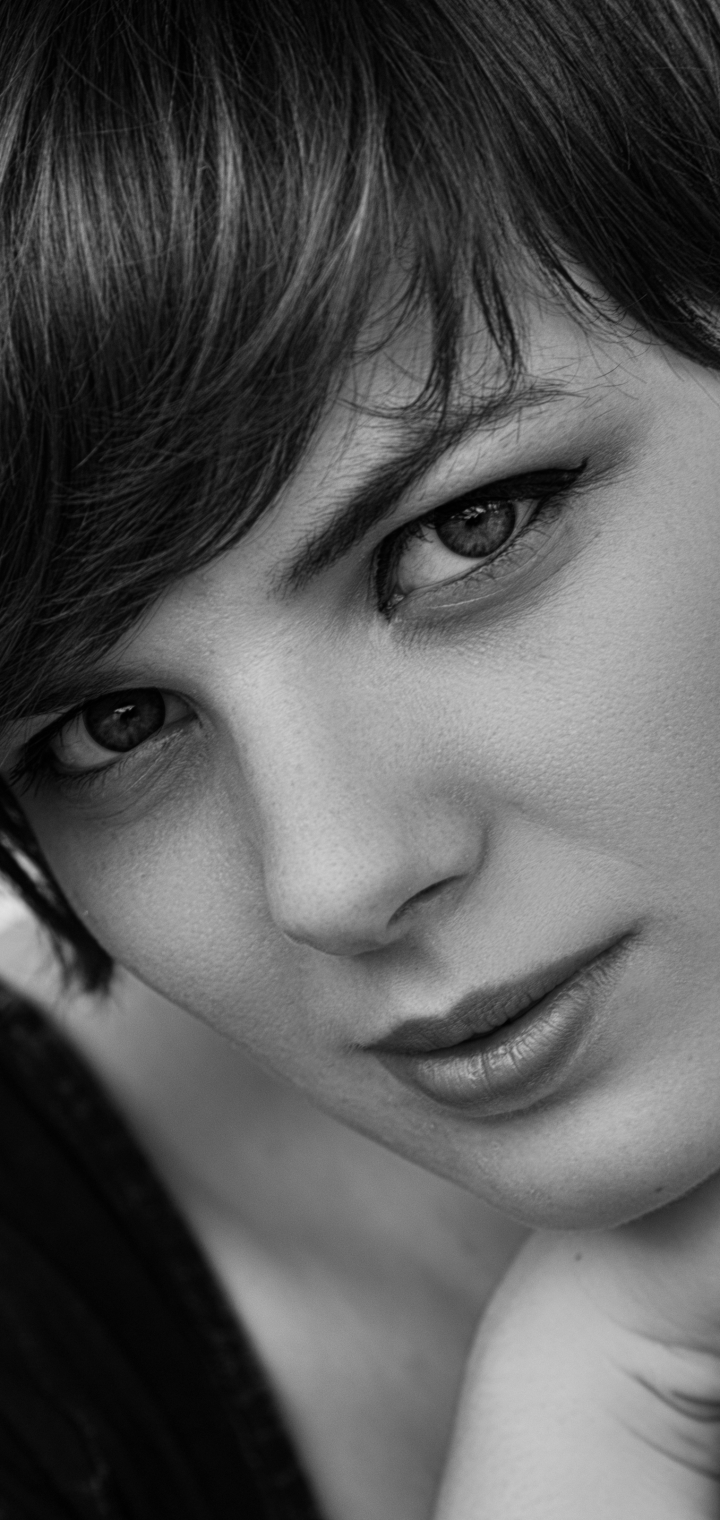 Download mobile wallpaper Smile, Face, Women, Black & White, Short Hair for free.